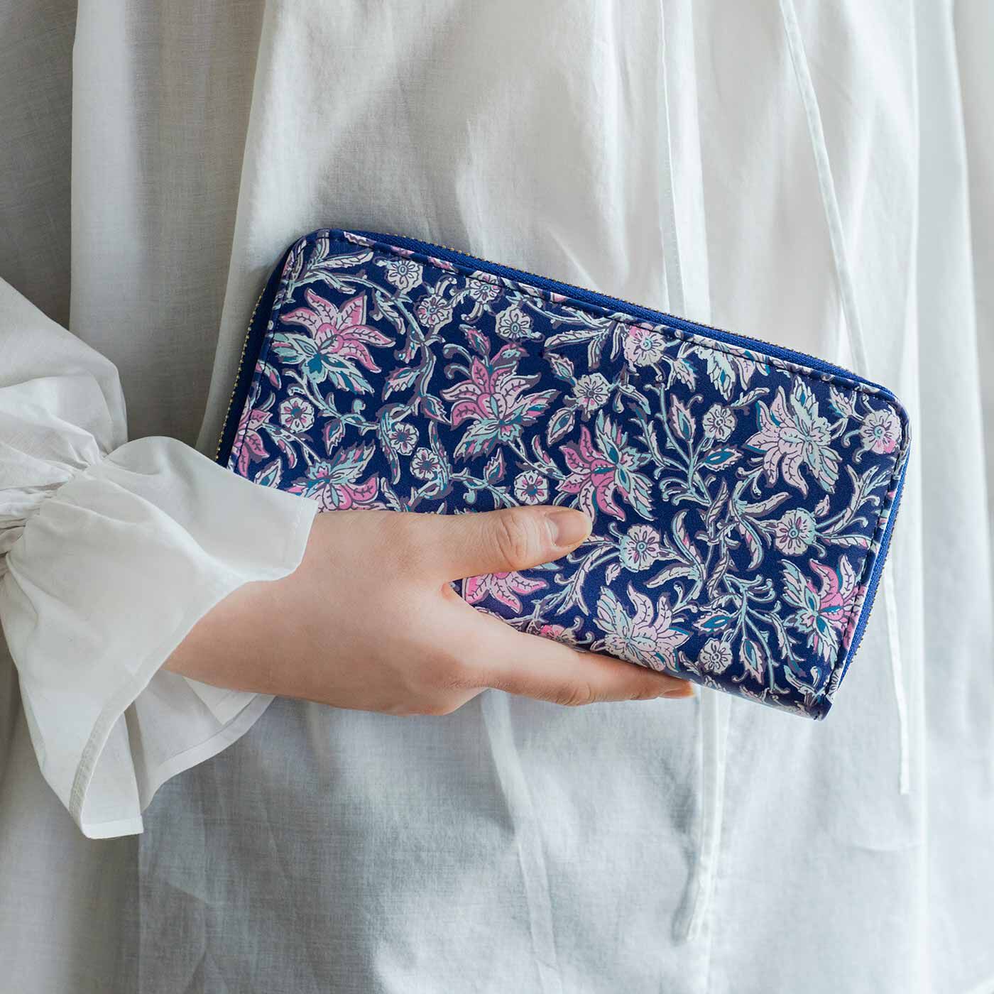 L'AMIPLUS|ラミプリュス×MEDE19F アコーディオンカードポケットで一目瞭然（りょうぜん）！ 瑠璃色と花を愛（め）でる長財布|「冷静さ、仕事運UP」カラーのブルー×ピンクの花柄で、運気アップも狙えそう。