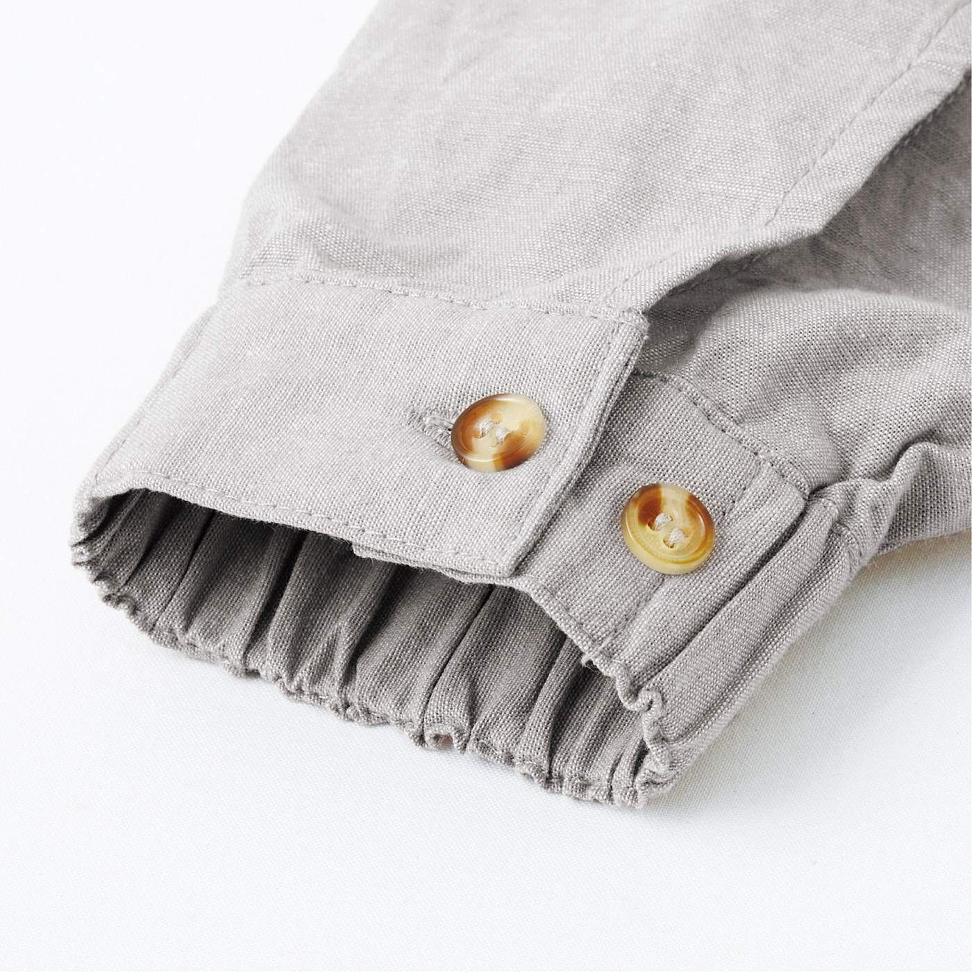 USEDo|手描きのプロWHW！と作った　タフに使えるワークシャツ〈サンドベージュ〉|まくっても落ちてこないようゴム入りの袖口。