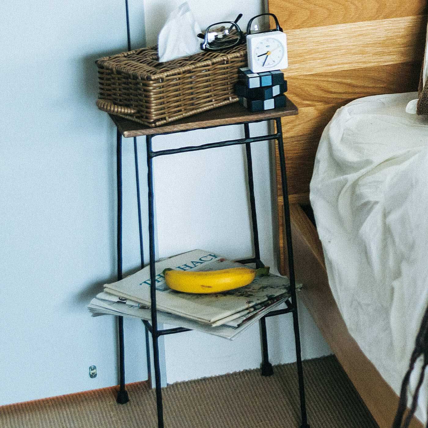 USEDo|少し背の高い ちょい置きマイカフェテーブル〈ブラック〉の会|ベッドルーム