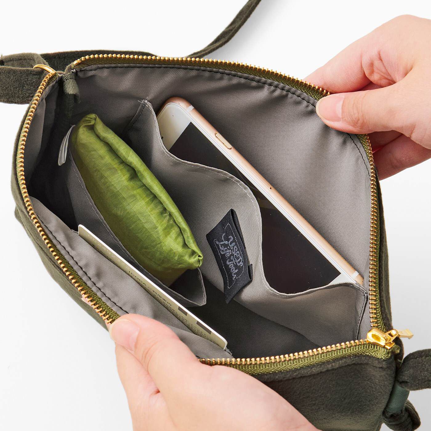 USEDo|飾らないきちんと感　ラフに使える　スエード調ショルダーバッグの会|ICカードポケット、スマホポケット、小物が入る３つのポケット付き。