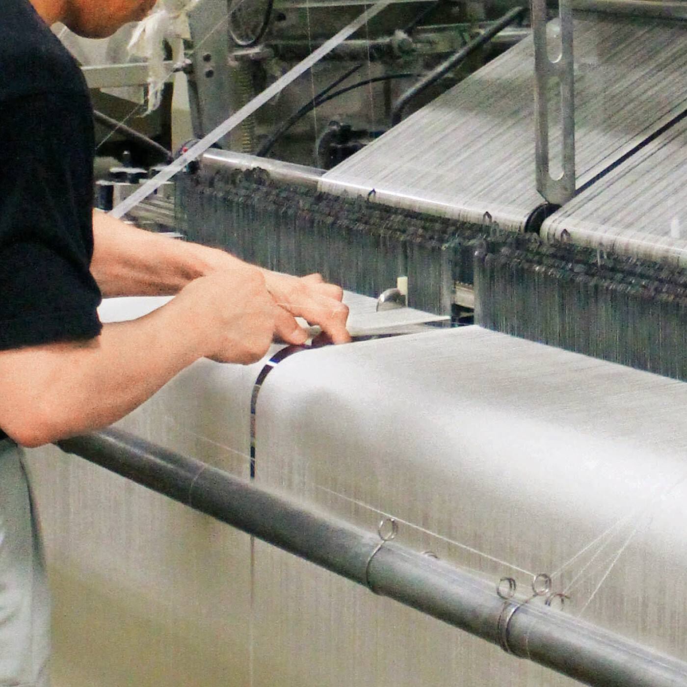 el:ment|el:ment　ヴィンテージ植物画の世界を日常に　泉州で織り上げたコットン100％　ふんわり5重織りガーゼケット|タオルづくりが盛んな大阪・泉州地方で生産しています。約9，700本以上の糸を職人の手でセットし、織り上げています。