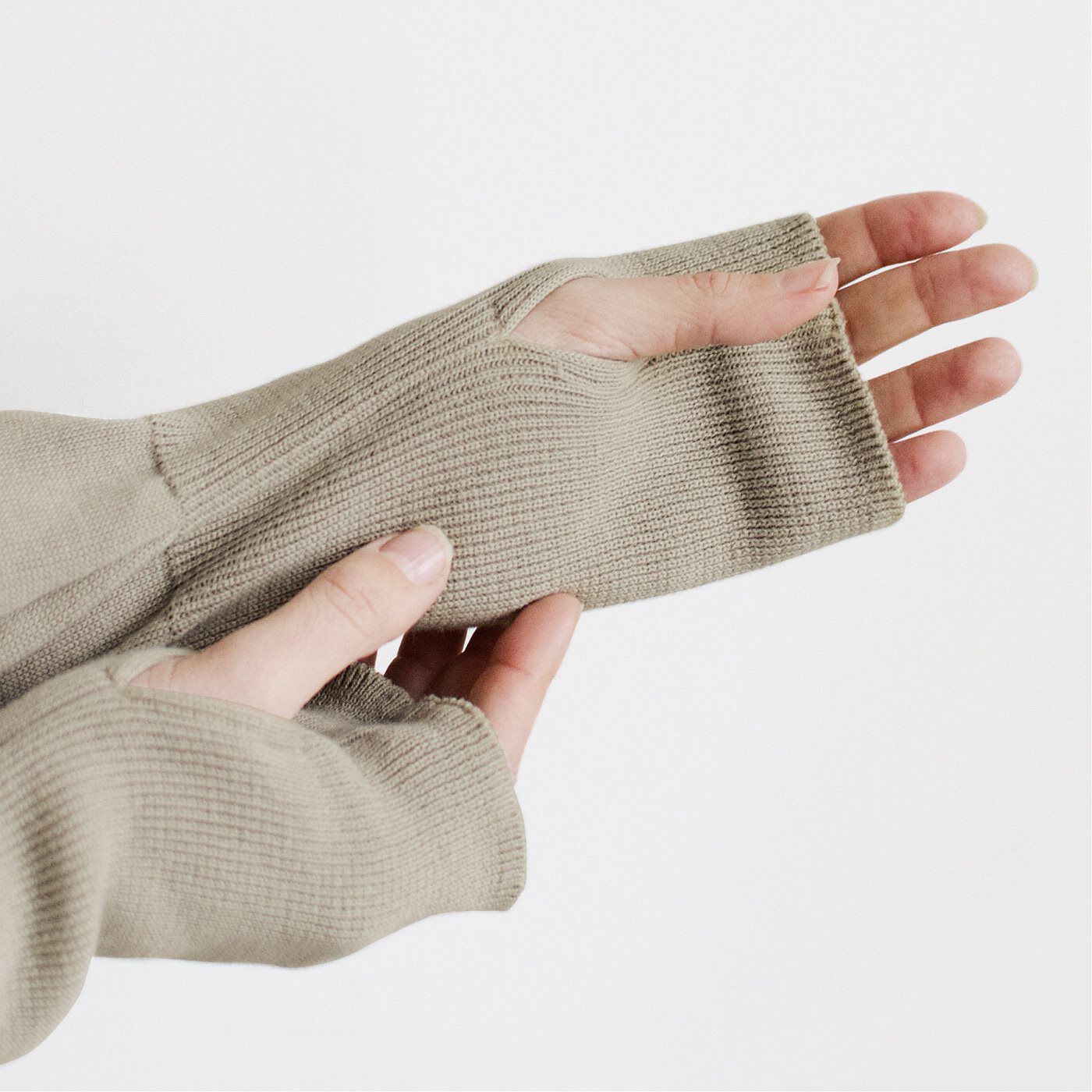 SAANA JA OLLI|サーナ ヤ オッリ　テントシルエットをゆったりはおる　コットン混ニットカーディガン〈UV対策/抗菌防臭〉の会|袖はサムホール付きで、手の甲まですっぽりカバーします。