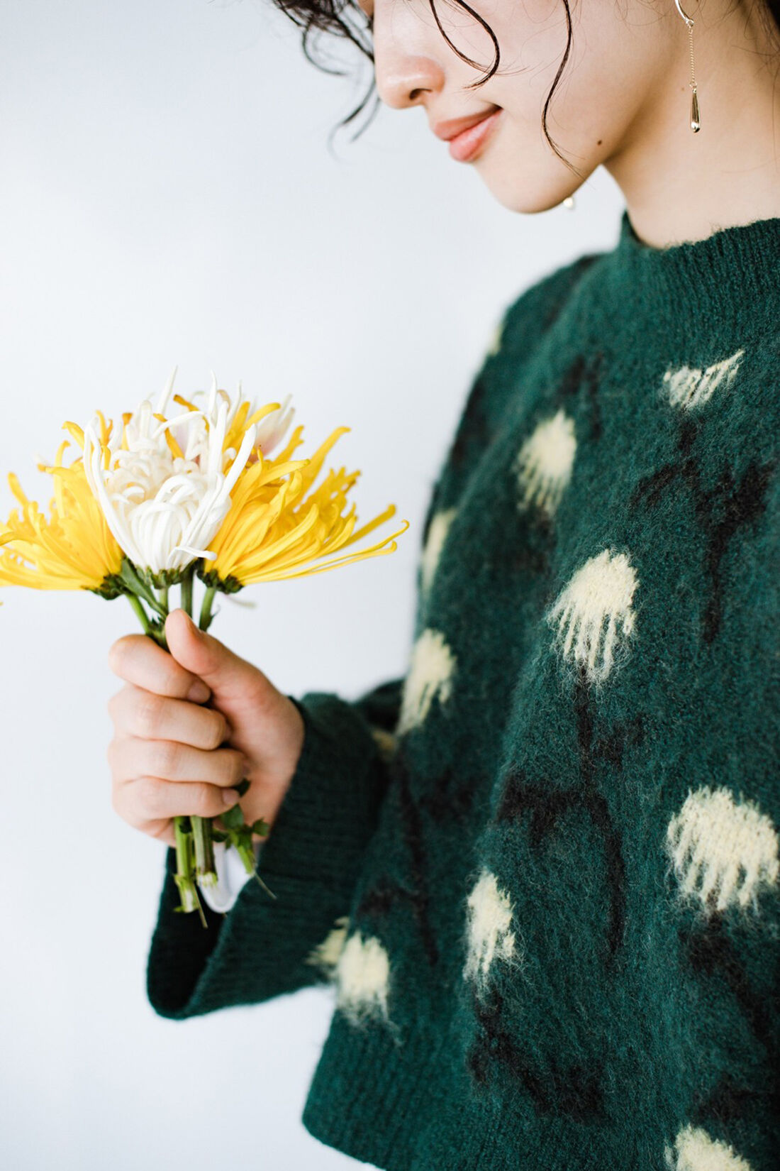 haco!|ｈａｃｏ！×ＮＯＫＩ　花をまとうコラボシリーズ【糸菊】お花の模様に編み立てたふわほわジャカードショート丈ニット
