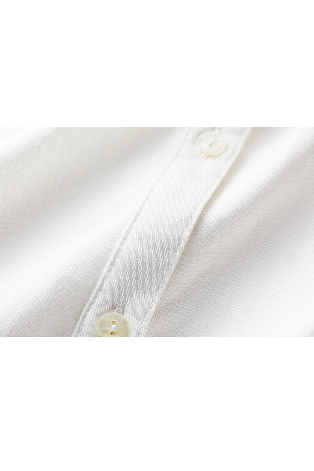 Live in  comfort|リブ イン コンフォート はまじとコラボ シャツ見えノースリーブトップス〈ホワイト〉|衿と前立ては布はく。身生地は布はく見えするカットソー。