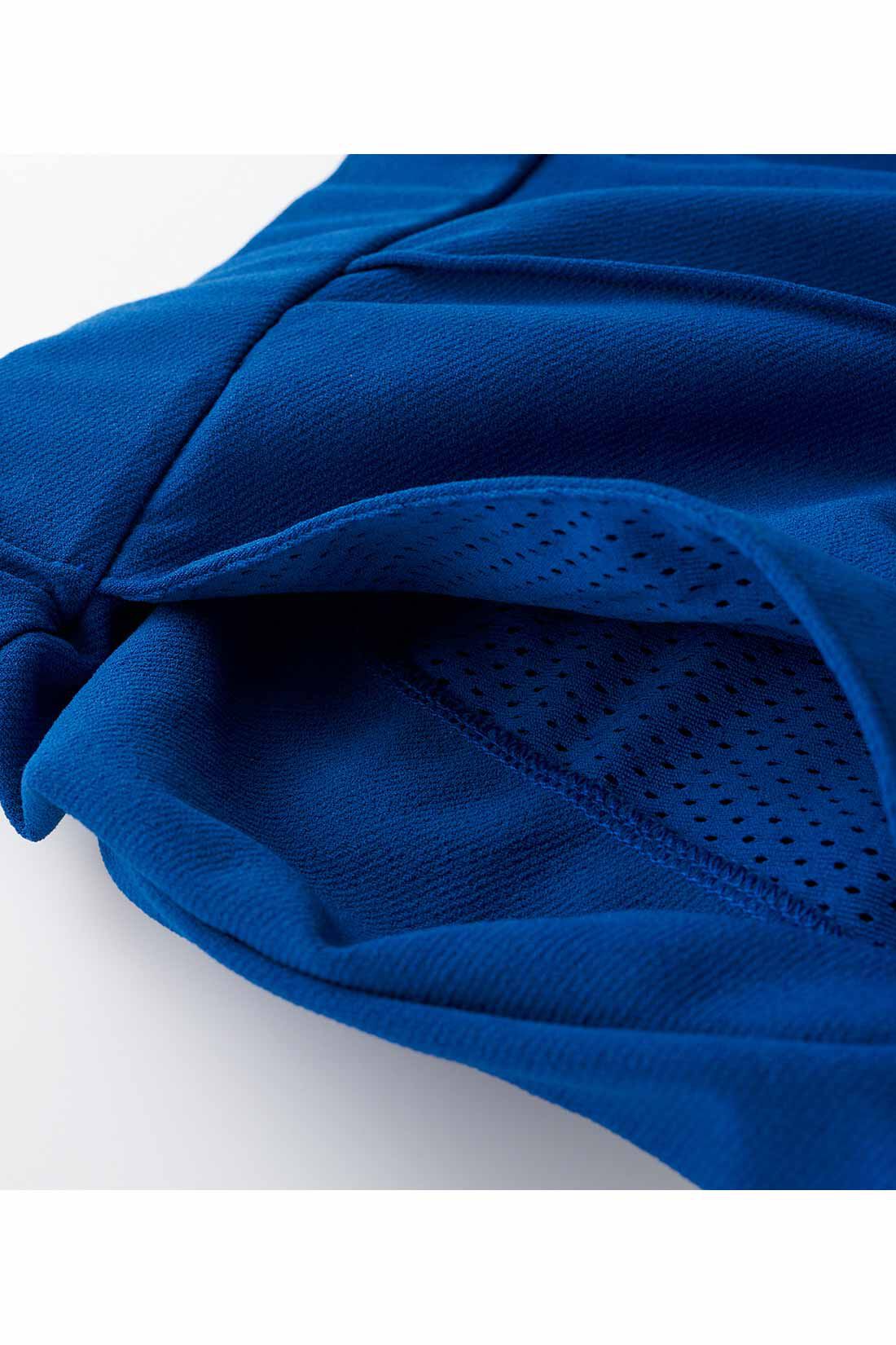 Live in  comfort|リブ イン コンフォート アクティブに動ける！ 吸汗速乾＆抗菌防臭素材のセンタータックパンツ 〈ブルー〉|ポケット布はメッシュ素材だから風が通って涼やか。
