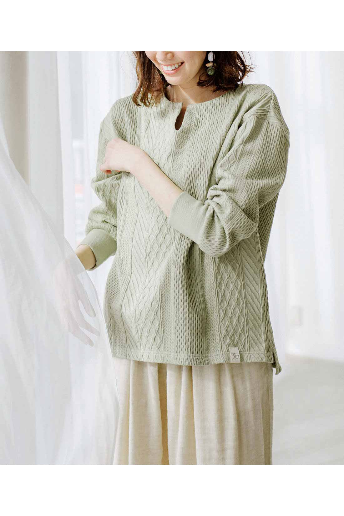Live in  comfort|Live love cottonプロジェクト　リブ イン コンフォート　編み柄が素敵な袖口リブオーガニックコットントップス〈ホワイト〉|※着用イメージです。お届けするカラーとは異なります。