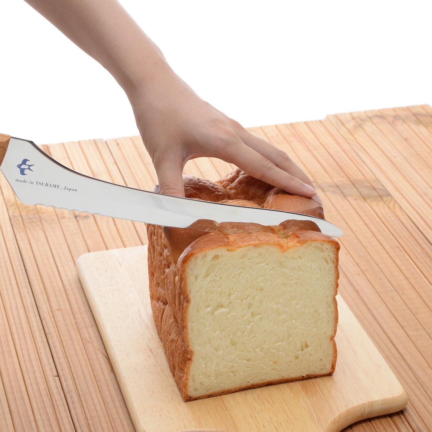 フェリシモの雑貨 Kraso|波刃と直刃がポイント！ 硬くてもやわらかくてもきれいに切れるパンナイフ|やわらかいパンをつぶしてしまいがちな最初に、波刃がパンの端にスッと入ります