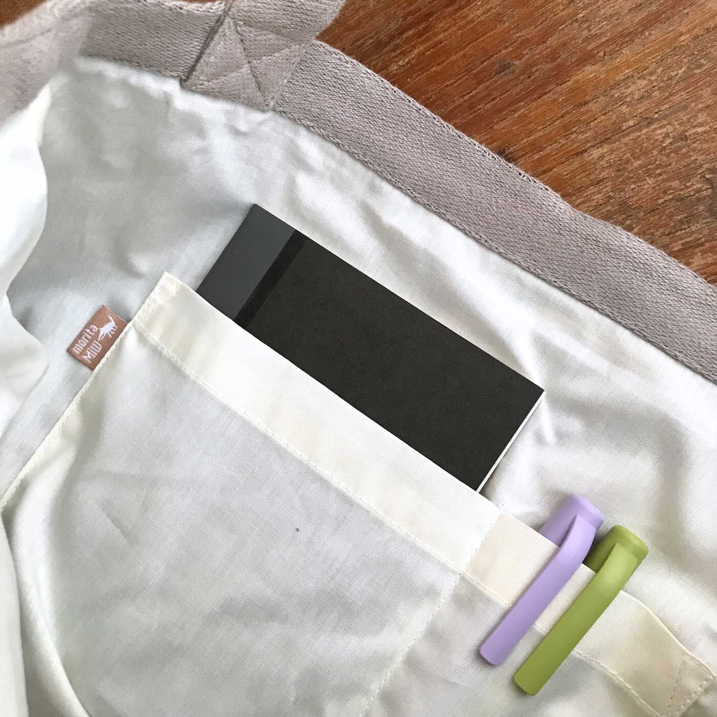 フェリシモの雑貨 Kraso|moritaMiW 織り柄が美しいトートバッグ|大小ふたつに分かれた内ポケットもついていて便利。