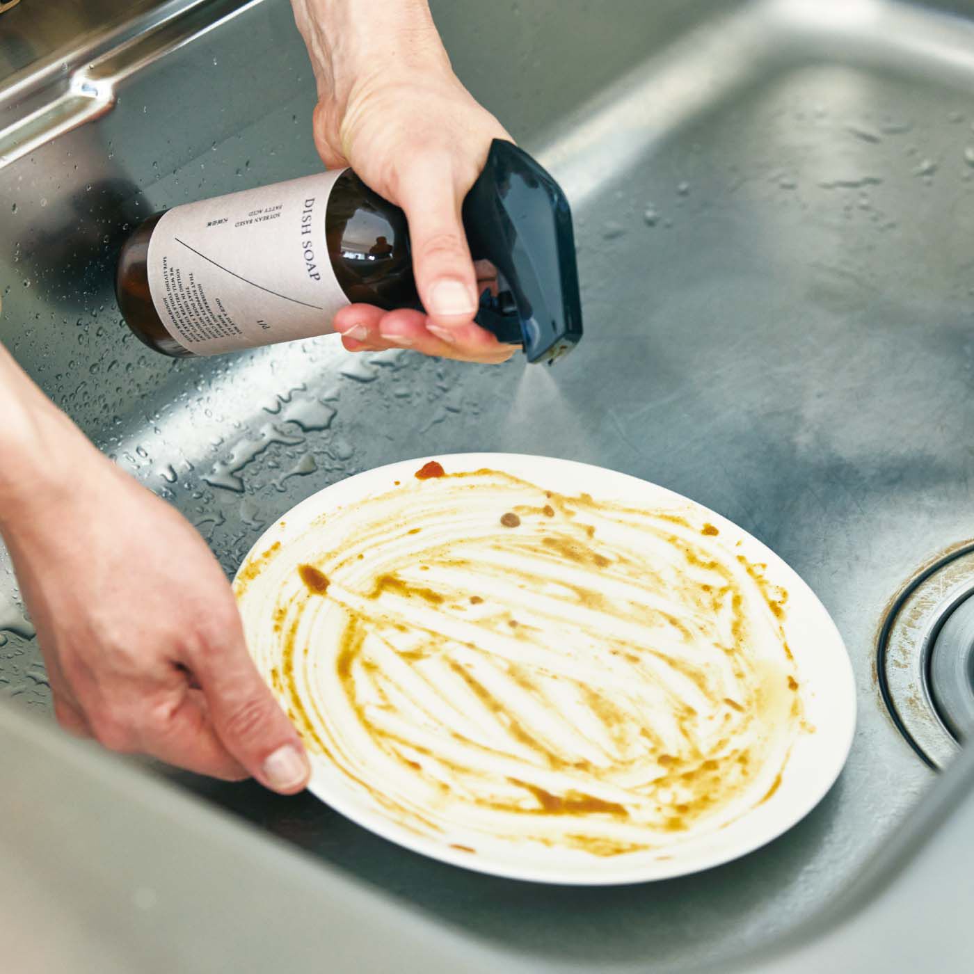 フェリシモの雑貨 Kraso|1/d DISH SOAP 食器用洗剤原液（詰め替え用）の会|汚れたお皿に直接スプレーして、軽くこするだけ。大豆のナノ粒子が汚れを浮き上がらせるので、数分おくと汚れ落ちがよくなります。