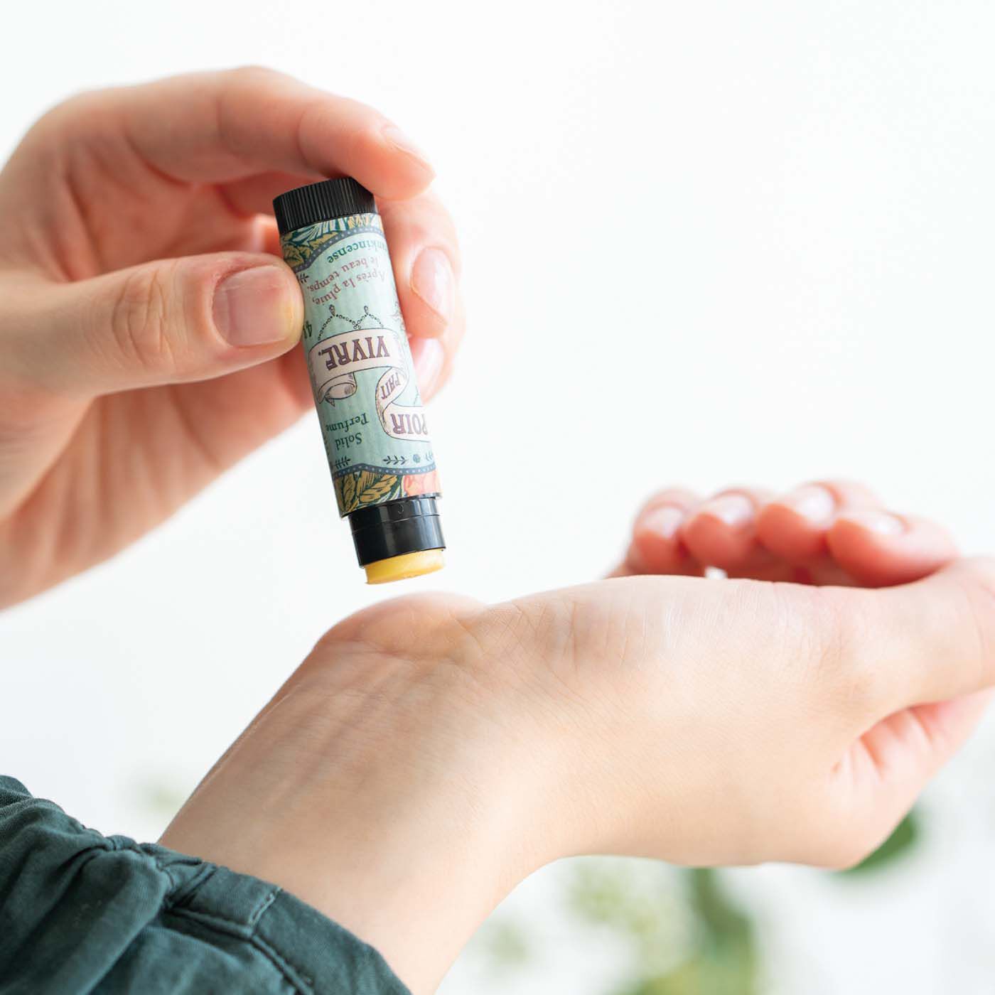 フェリシモの雑貨 Kraso|香りをまとって深呼吸　肌にうるおい　お守り代わりのスティック練り香水の会|手首や首にサッと塗りやすい。