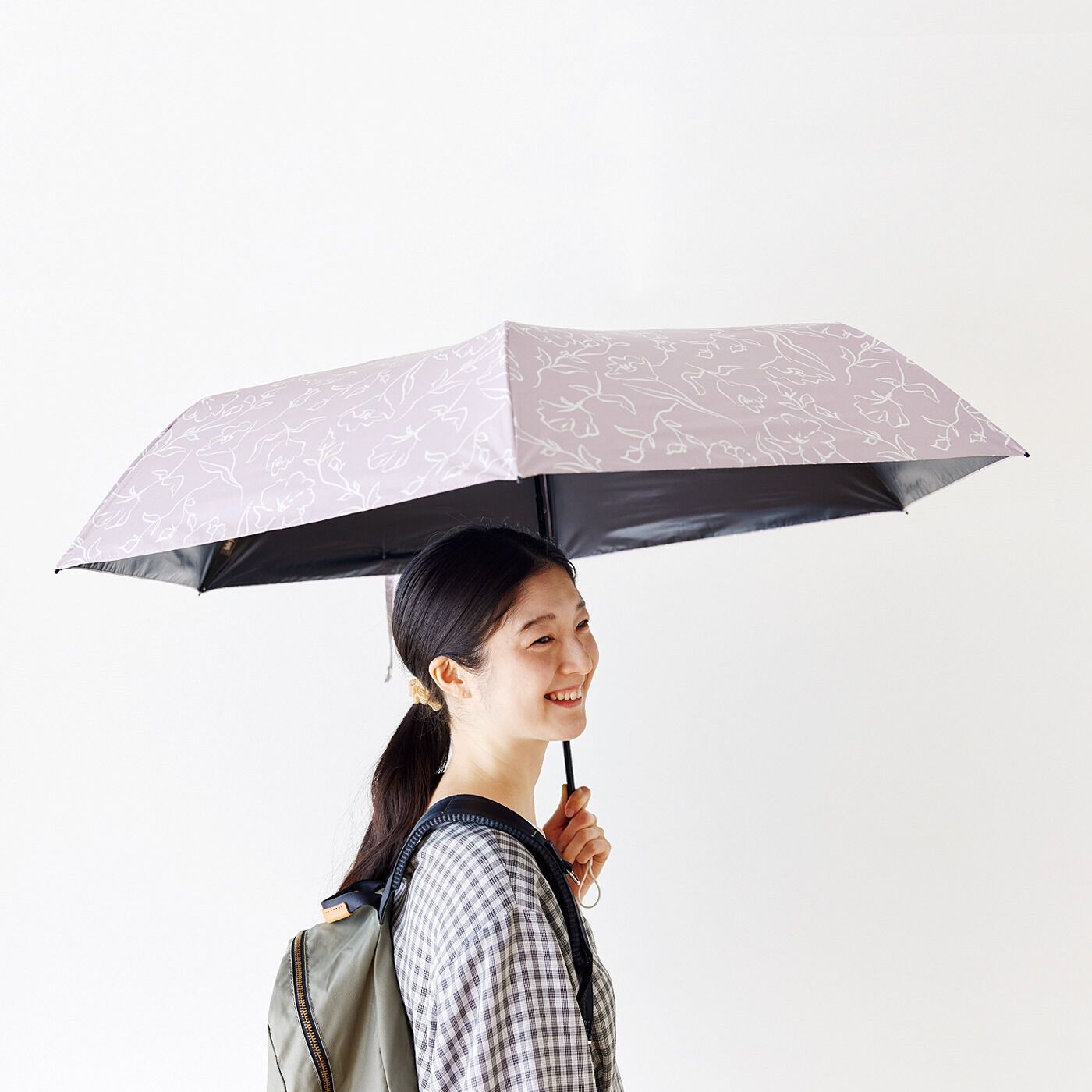 フェリシモの雑貨 Kraso|人も荷物もしっかり覆って雨からも日差しからも守る　軽量ワイドな晴雨兼用UVカット折りたたみ傘〈60cm〉の会