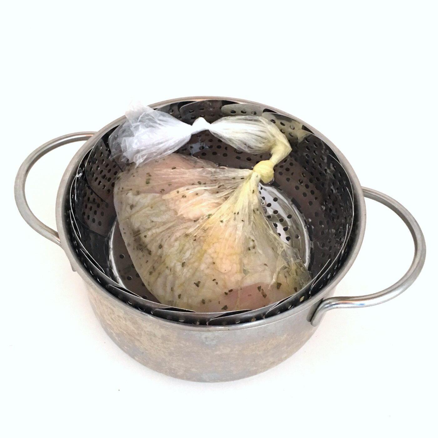 フェリシモの雑貨 Kraso|冷蔵・冷凍・レンジ・湯せんOK 時短・アウトドア・災害時にも活躍　袋のラップ「アイラップ」3箱セットの会|鶏ハムづくりには、アイラップ！　湯せんする際は耐熱皿などを敷いて、鍋肌に袋が直接ふれないように注意してくださいね。耐熱皿のかわりに、ざるや蒸し器などを使うのもおすすめです。※アイラップに、油分・脂分の多い食材やオイルを入れる場合は、電子レンジではなく湯せんで！