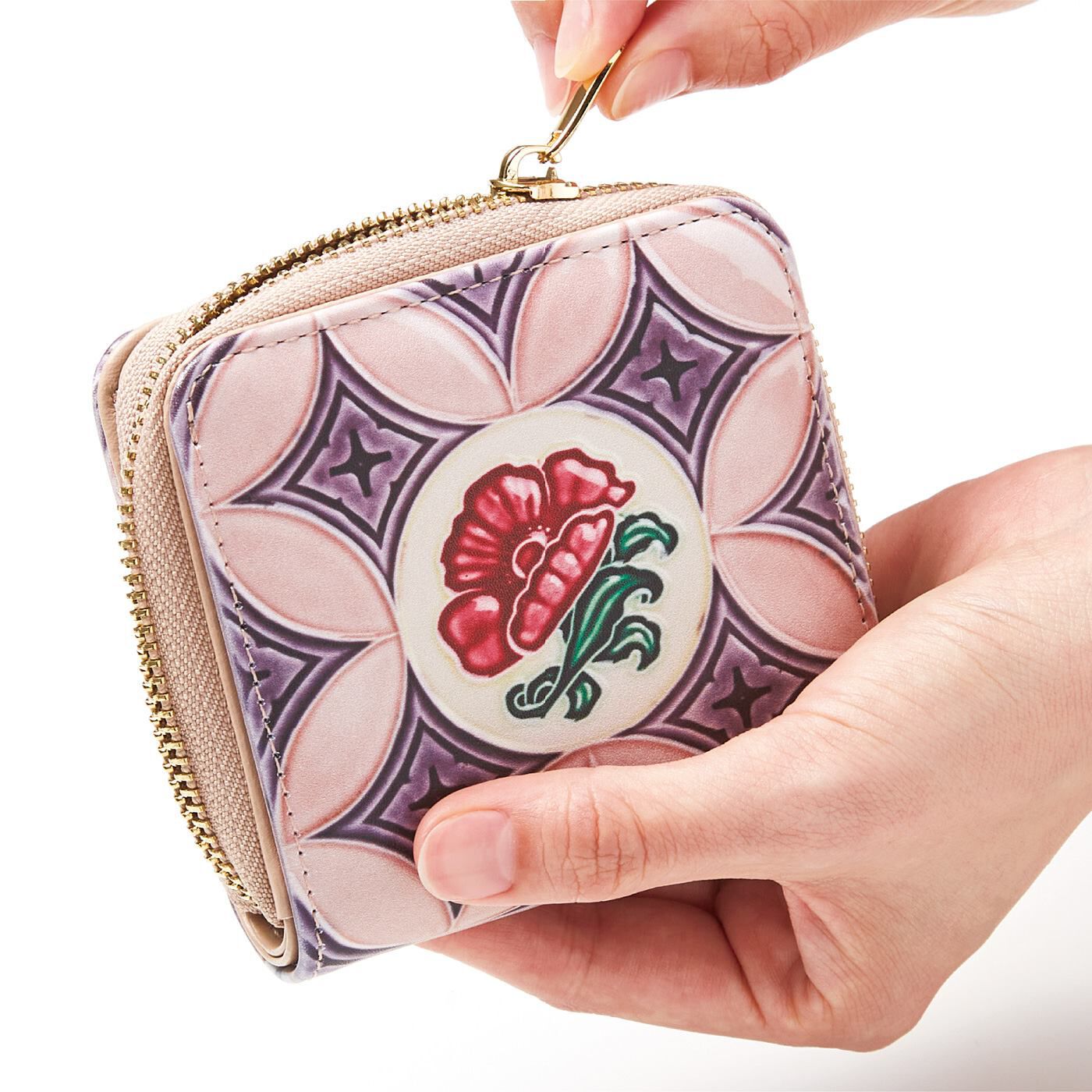 フェリシモの雑貨 Kraso|『世界のタイル博物館』和製マジョリカタイル模様の二つ折り財布|二つ折りで手のひらにすっぽり収まるコンパクト設計。