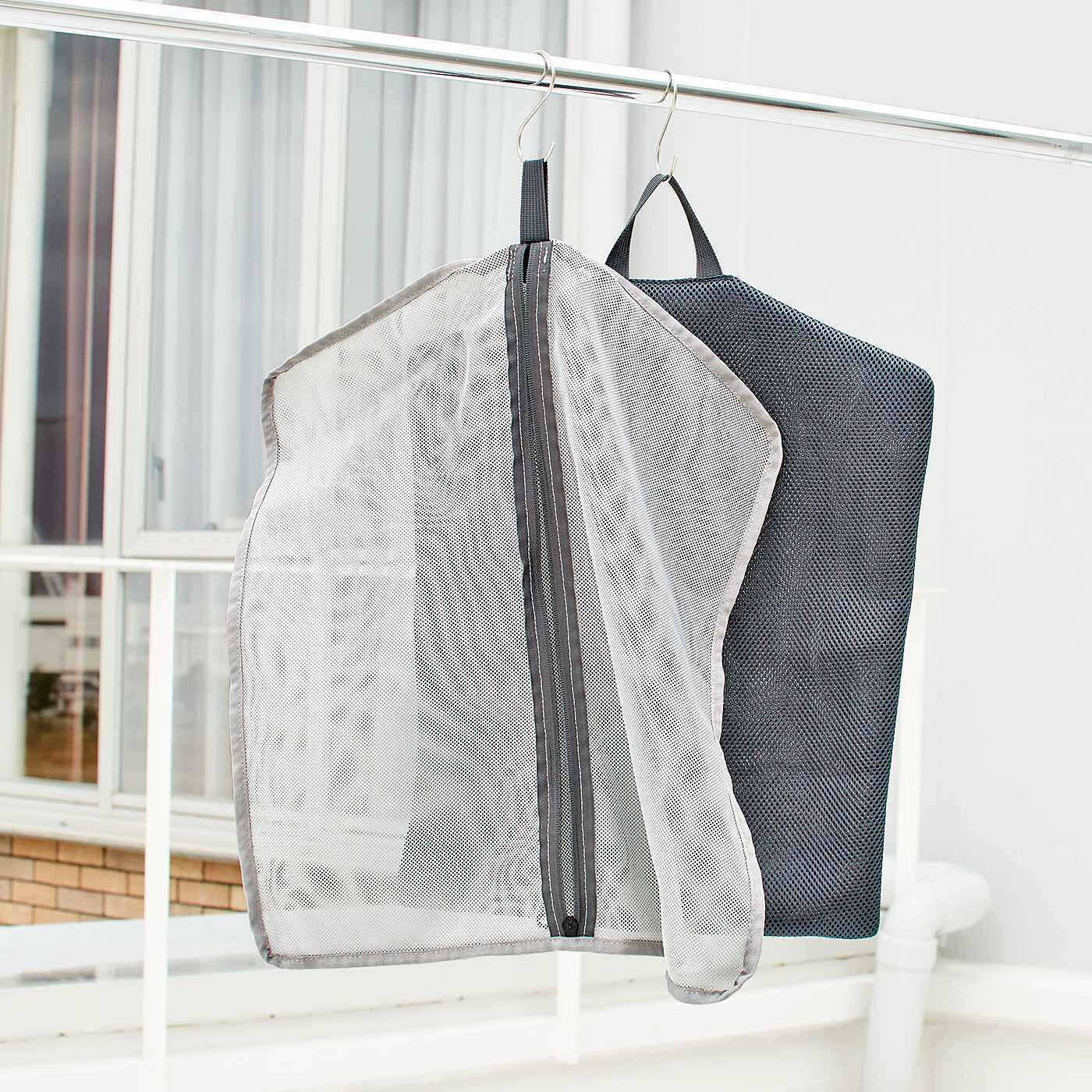 フェリシモの雑貨 Kraso|インナークッションで型くずれを予防　おしゃれ着洗濯ネットの会|つるして干せるループ付き。