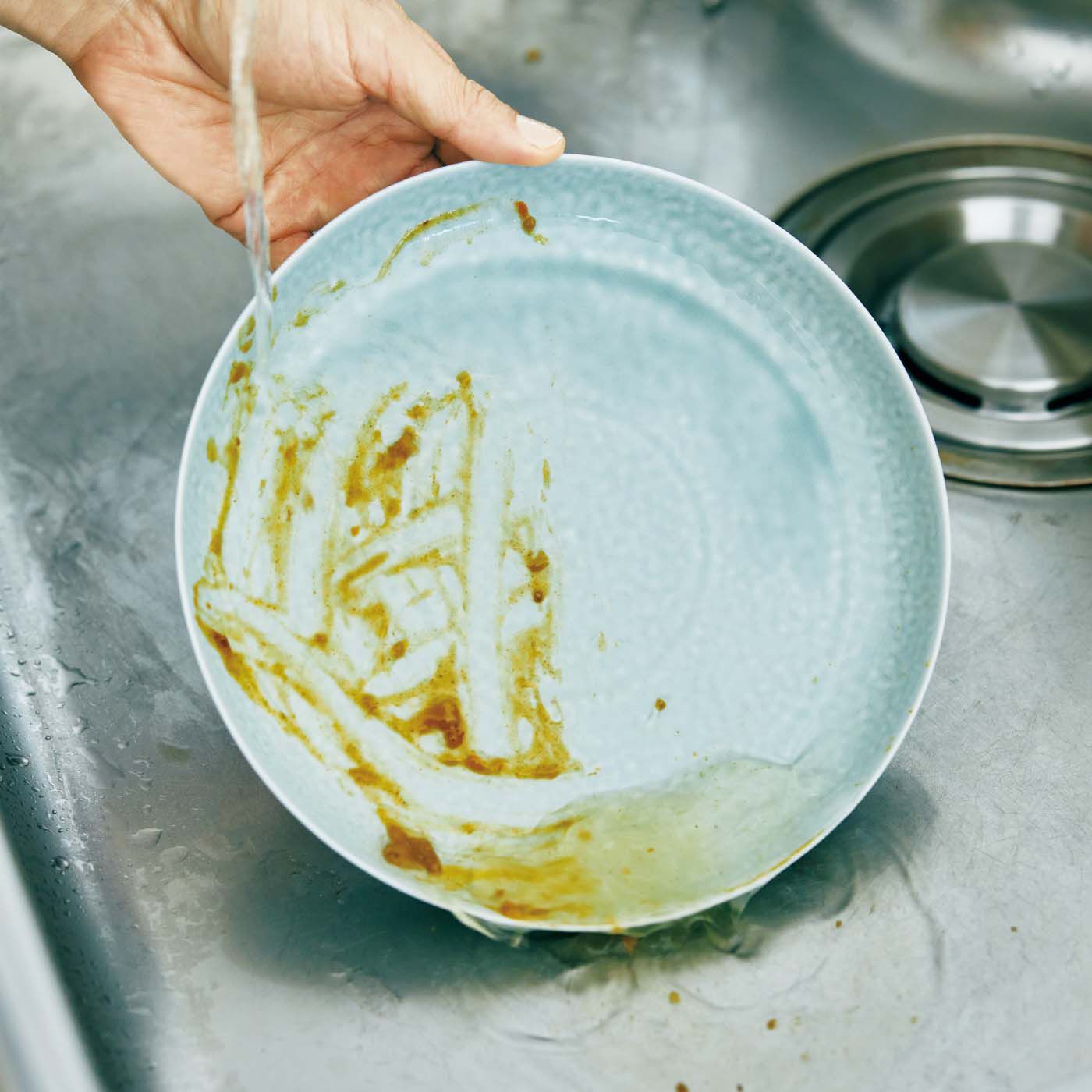 フェリシモの雑貨 Kraso|1/d DISH SOAP 食器用洗剤原液（詰め替え用）の会|お皿の右半分だけスプレーして水を流すとこんなカンジに。