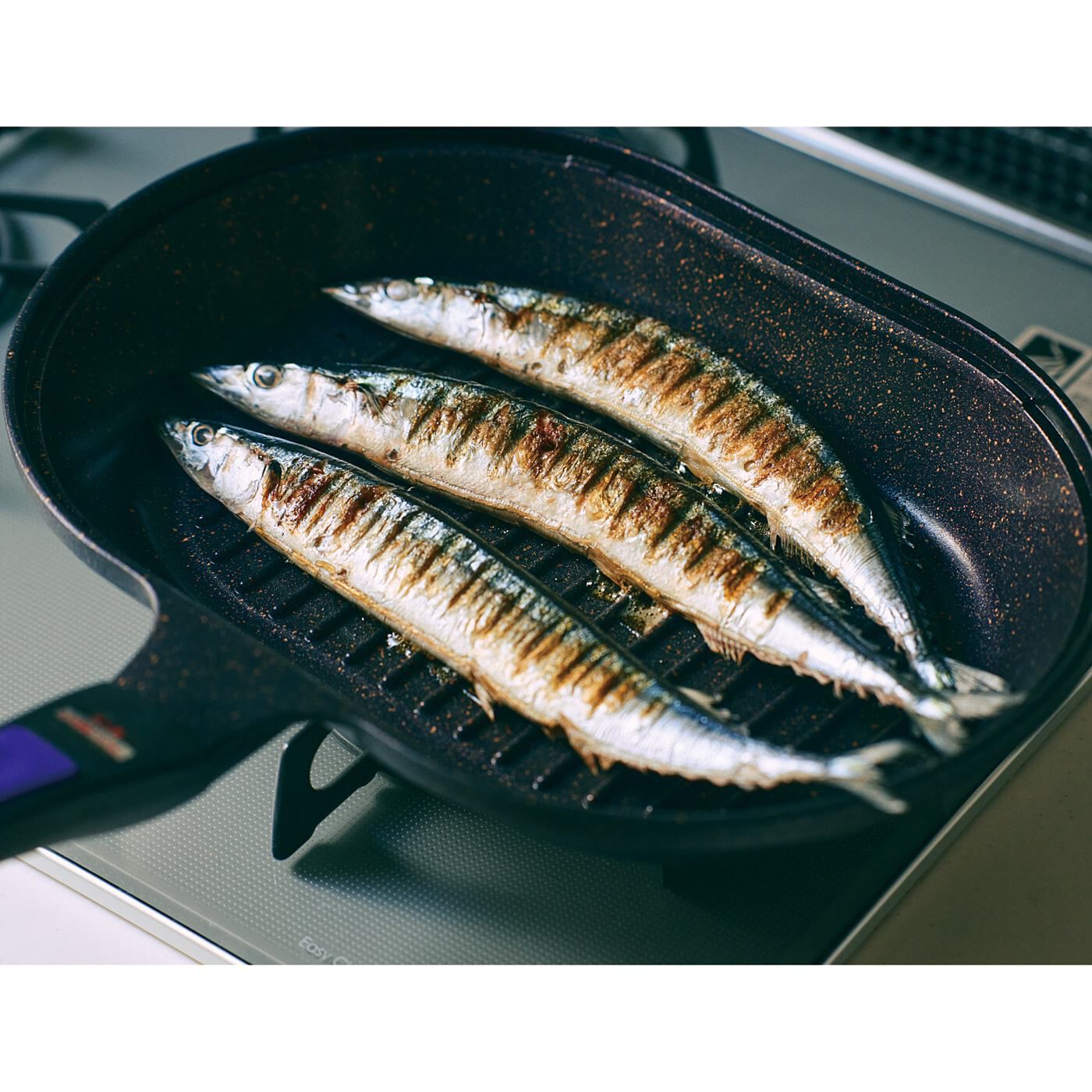 フェリシモの雑貨 Kraso|大きい魚やステーキも焼ける！　ふっ素加工で食材がこびりつきにくい　オーバルグリルパン