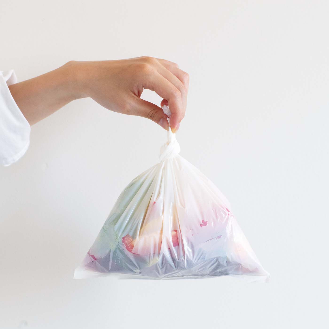 フェリシモの雑貨 Kraso|1/d MINI GARBAGE BAGS　ミニごみ袋（詰め替え用）の会|口をぎゅっとしばって捨てれば気になるニオイもおさらば。