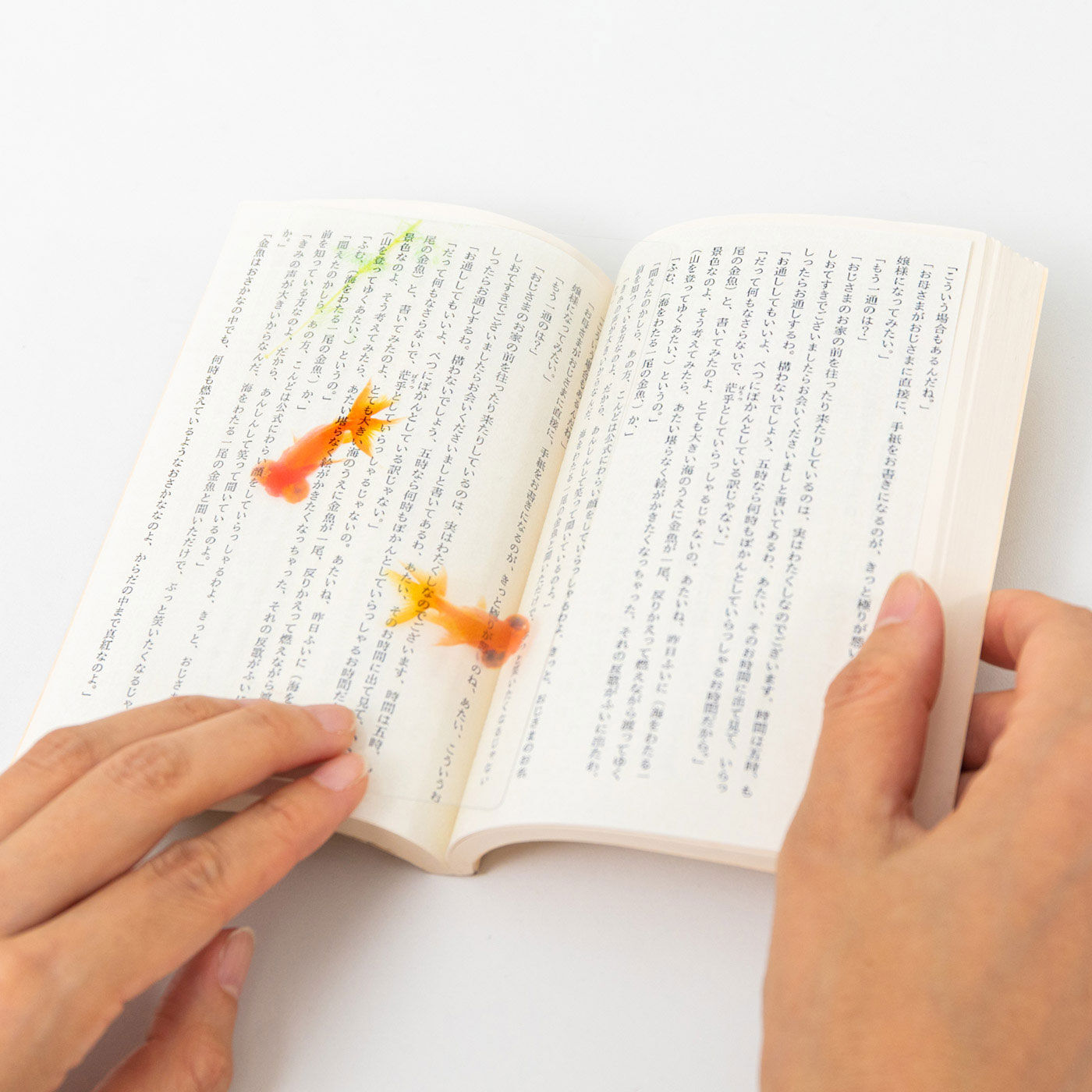 フェリシモの雑貨 Kraso|本の中を金魚が泳ぐ!?　金魚の透明しおりセット〈小赤＆赤出目金〉