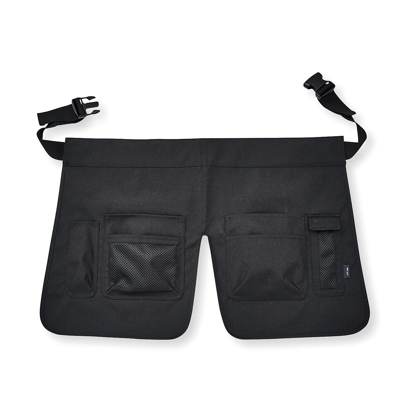 フェリシモの雑貨 Kraso|UP.de　着られるバッグ（TM） 付けポケットいっぱい 脚さばきのよいはっ水ショートエプロンの会|〈ブラック〉