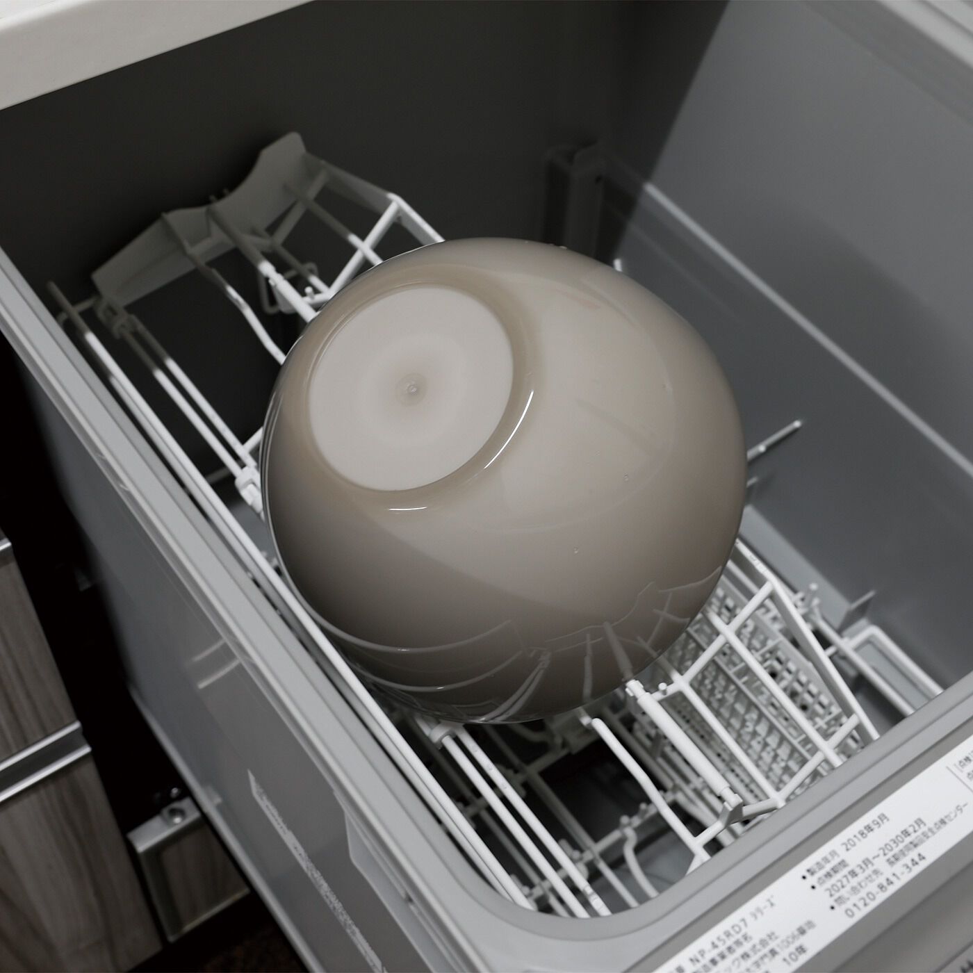フェリシモの雑貨 Kraso|調理にも器にもひとつで解決！　くすみカラーの抗菌レンジボウル〈20cm〉の会|食器洗い機で洗えます。