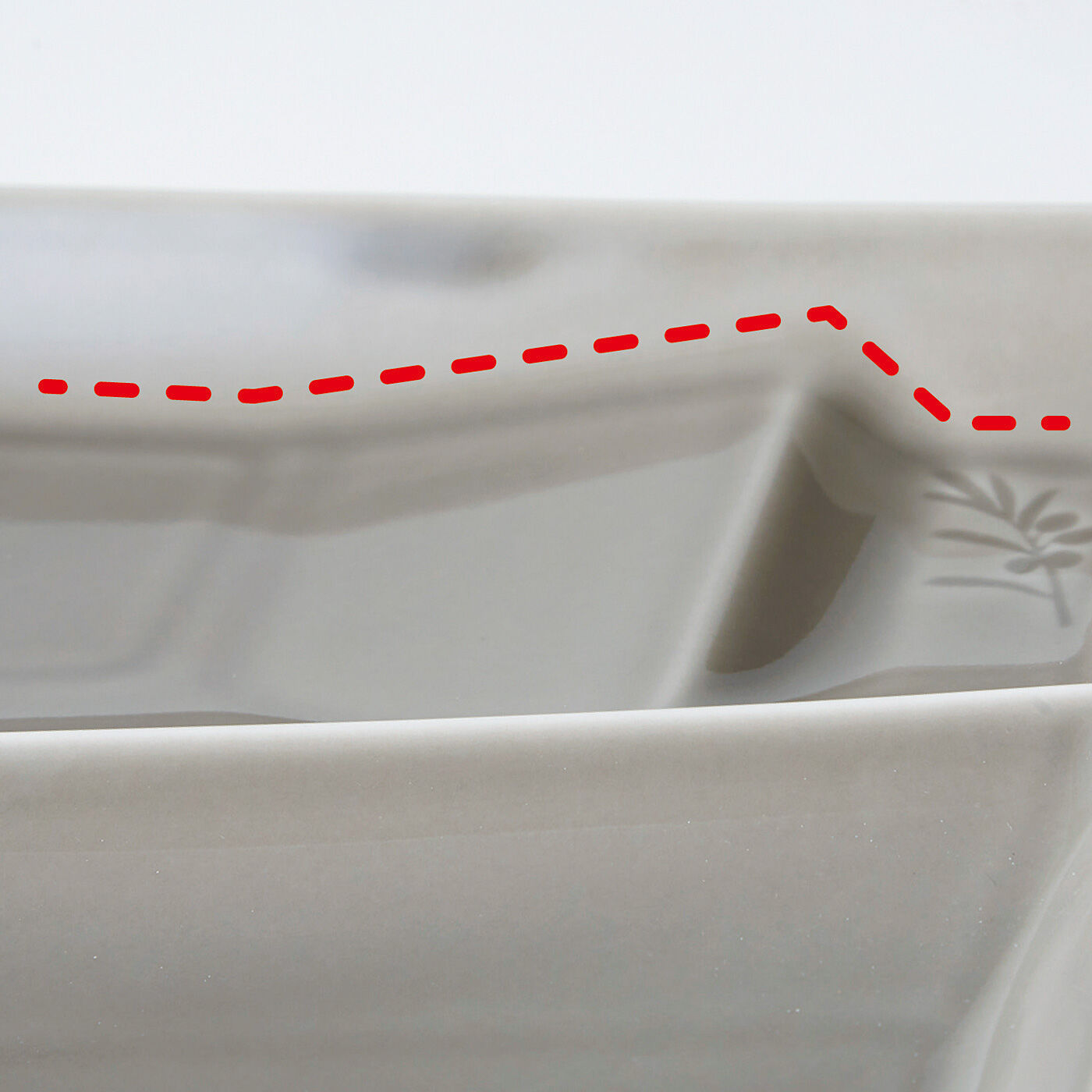 フェリシモの雑貨 Kraso|エスキューブキッチンズ　二種盛も三種盛も1枚に　洗い物も減らせるおかずプレートの会|中・小スペース間の仕切りは低めの傾斜に。小はしょうゆやタレを入れるのに便利。
