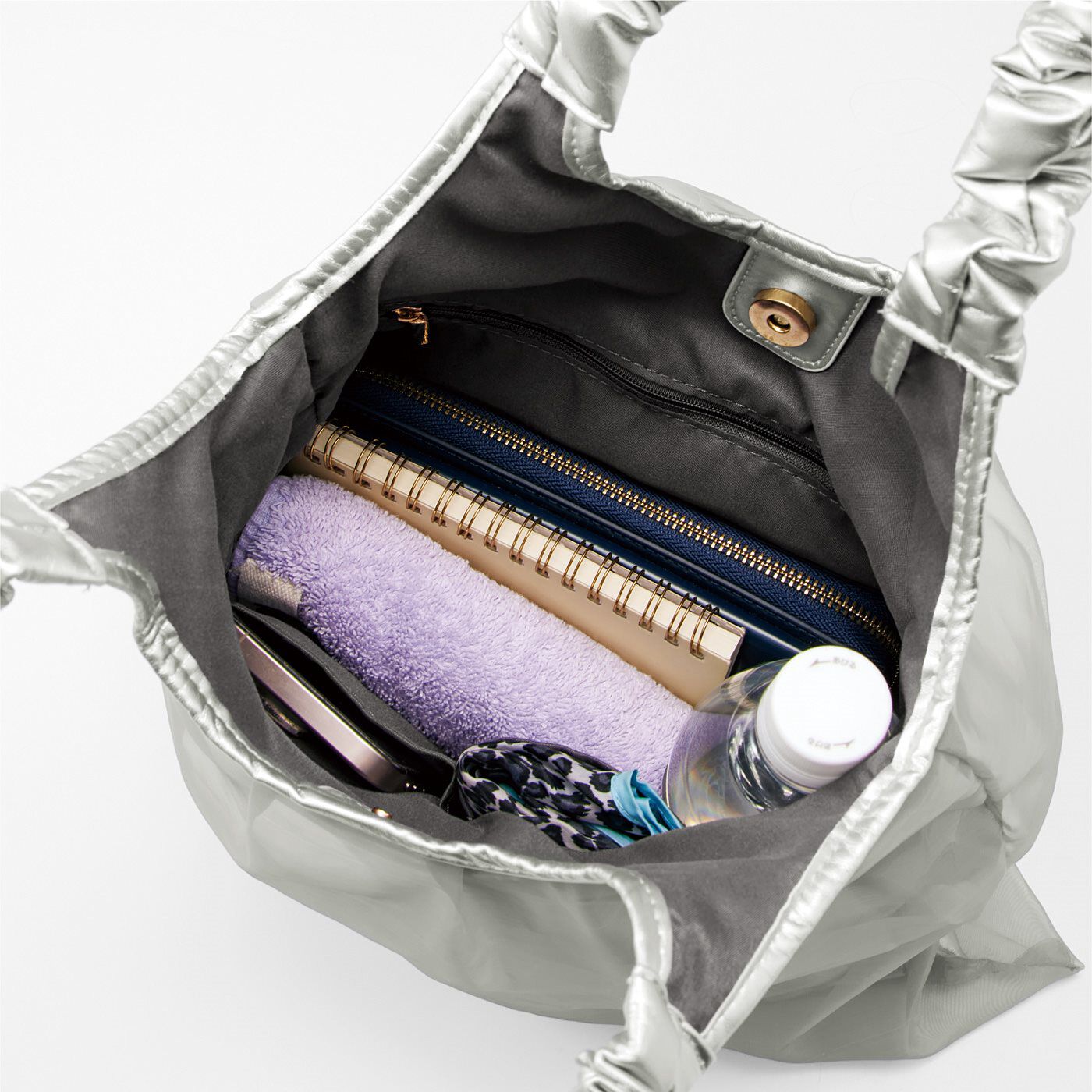 フェリシモの雑貨 Kraso|UP.de　持つファッションアクセサリー　チュールが華やか　肩らくギャザーハンドルバッグの会|中身は丸見えにならず安心。500mlのペットボトルもすっぽり収まるサイズ感。内ポケットは3個付き。