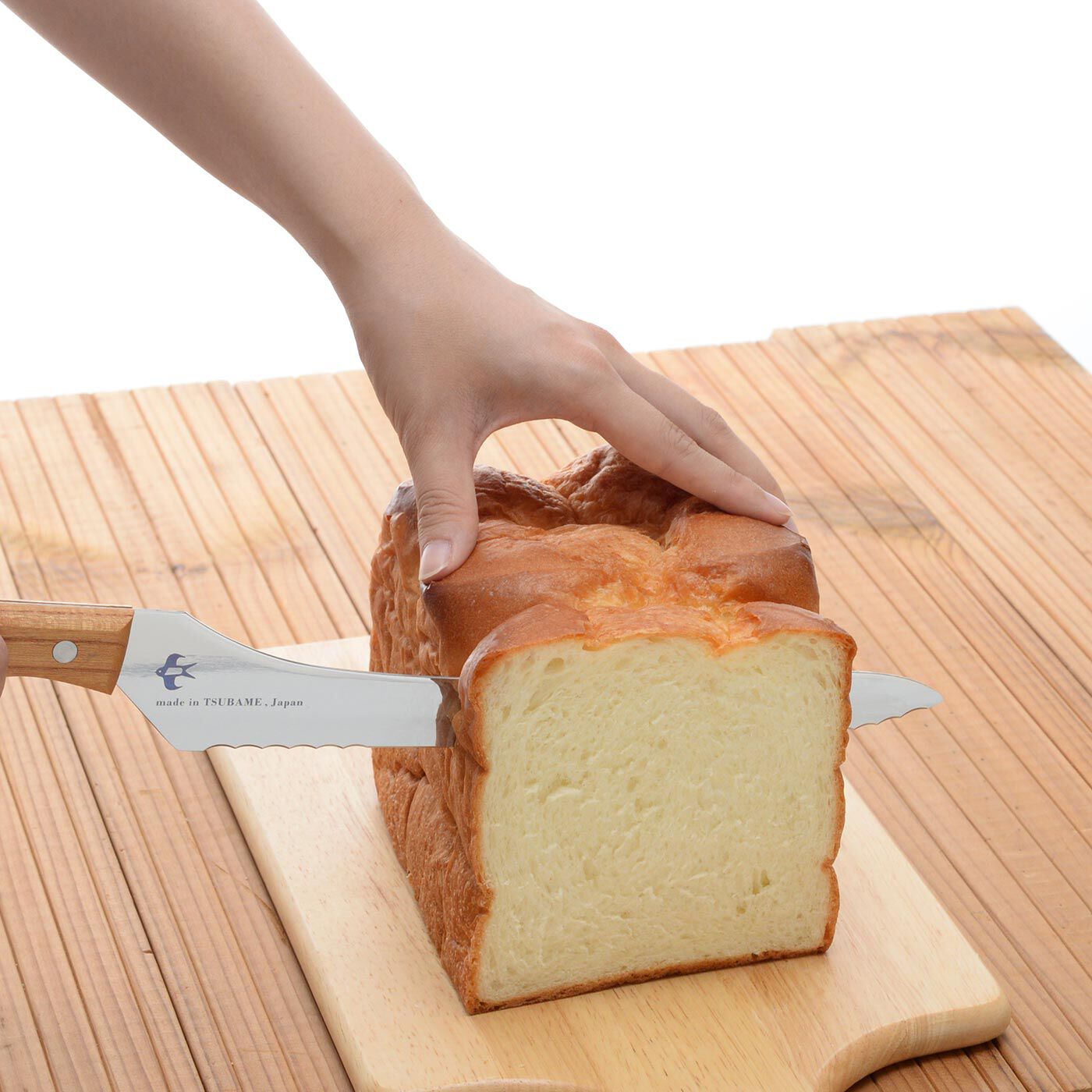 フェリシモの雑貨 Kraso|波刃と直刃がポイント！ 硬くてもやわらかくてもきれいに切れるパンナイフ|真ん中の直刃がパンくずをおさえながらパンを切ります