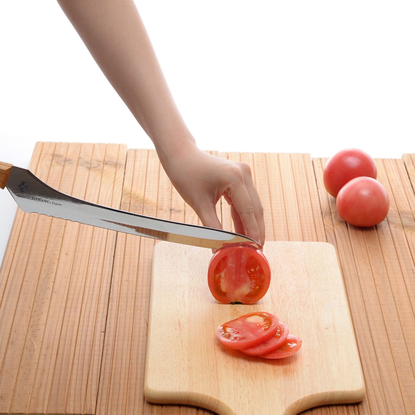フェリシモの雑貨 Kraso|波刃と直刃がポイント！ 硬くてもやわらかくてもきれいに切れるパンナイフ|皮と果肉の硬さが違って切るときに失敗しやすいトマトも波刃と直刃でスパッと切ることができます