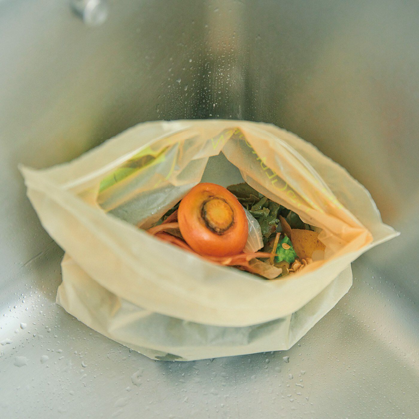 フェリシモの雑貨 Kraso|シルムッカ　野菜の鮮度を保つ まち付き　バイオマスジップバッグ〈ミニ〉の会|保存袋として使った後は、三角コーナー代わりに使ってゴミ箱へ。（写真は〈ロング〉です）