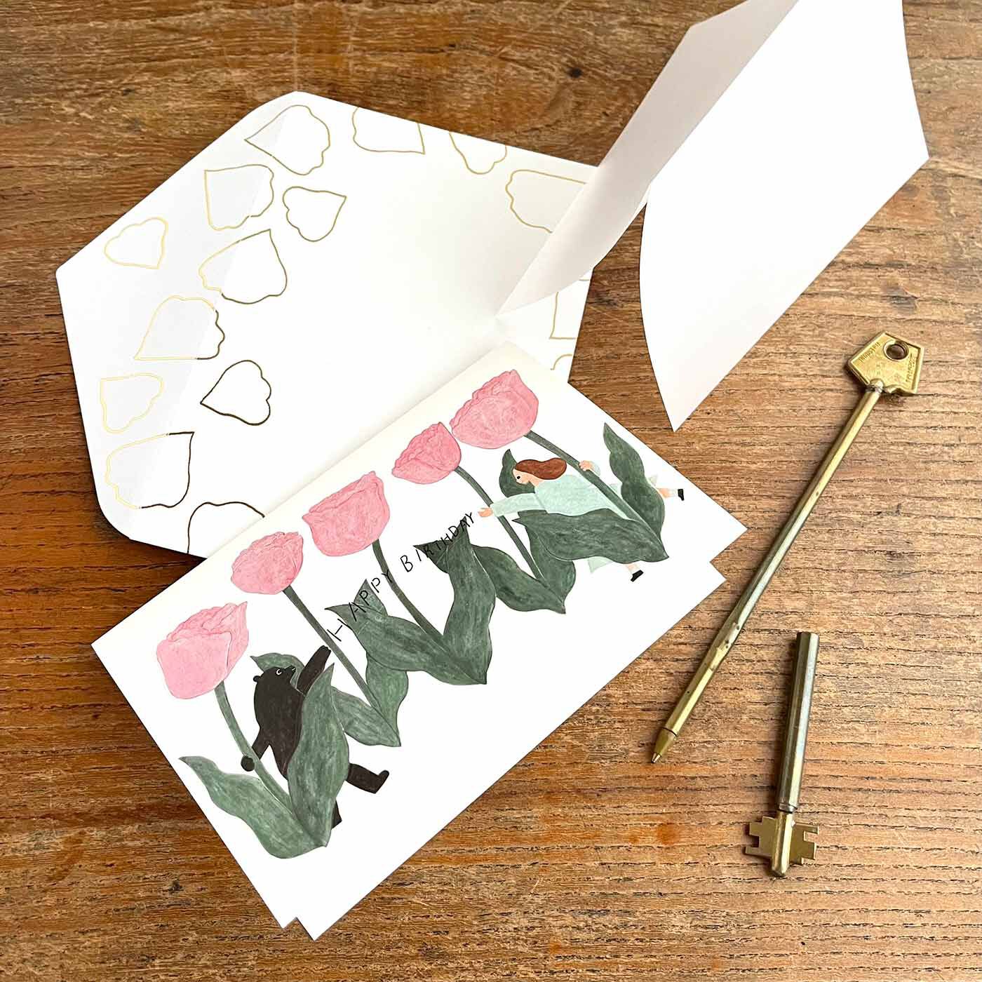 フェリシモの雑貨 Kraso|cozyca products ふたつ折りバースデイカード＆封筒 2種類セット〈ネクタイ〉|【チューリップ】チューリップに囲まれて、女の子とクマがお誕生日をお祝い。