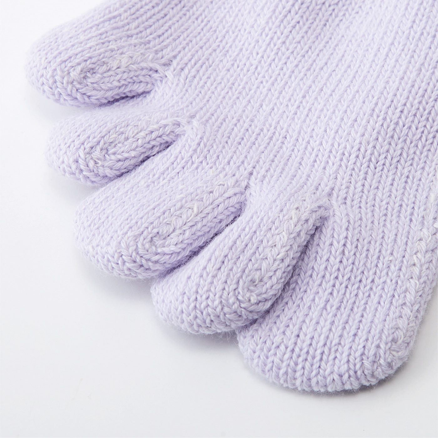 フェリシモの雑貨 Kraso|クーフゥ　ホールガーメント（R）でやさしくホールド　シルクとコットンのふっくら5本指足先靴下の会|指先は立体的に編み上げ、脱ぎはきしやすい。