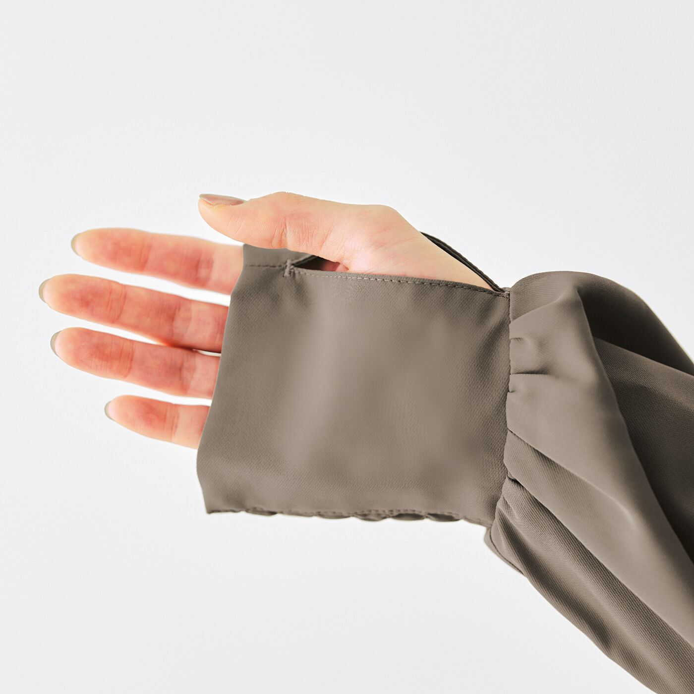 フェリシモの雑貨 Kraso|UP.de　カーディガン感覚ではおれる　モカグレー大人上品ブルゾン〈UV対策/花粉リリース加工〉|手の甲まで覆う十二分袖で、サムホール付き。