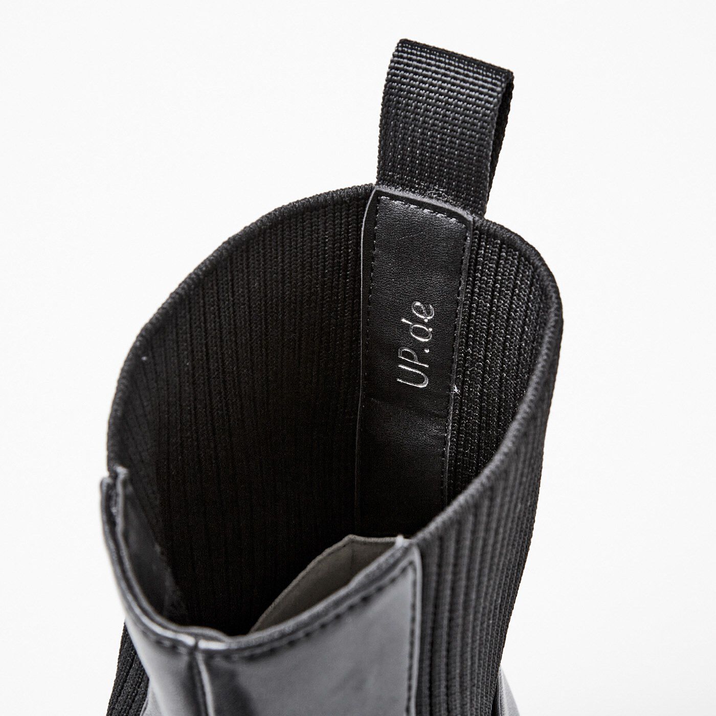 フェリシモの雑貨 Kraso|UP.de　ベルトが上品見え　ニット遣いで着脱らく　防水仕様ブーツ〈ブラック〉|中にはロゴ入り。