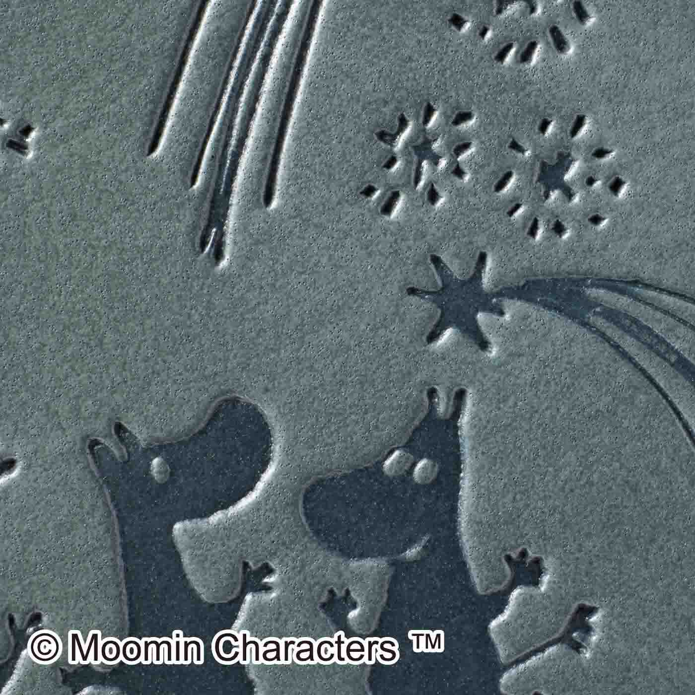 フェリシモの雑貨 Kraso|MOOMIN　ムーミン谷に星降る夜 小銭が見やすい長財布|月光をイメージしたモスブルー地にムーミン一家のイラストがきれいに刻印されています。