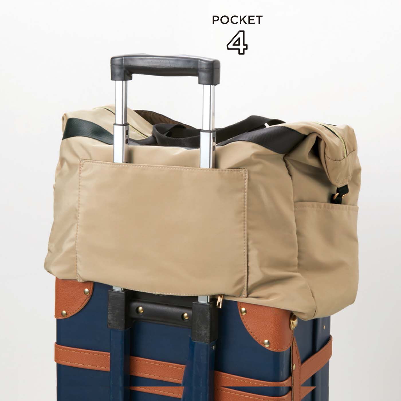 フェリシモの雑貨 Kraso|7ポケットで使いやすい 大きめボストンバッグ|背中ポケットは底側のファスナーを開けるとキャリーのハンドルに差し込める便利な2-WAY仕様です。