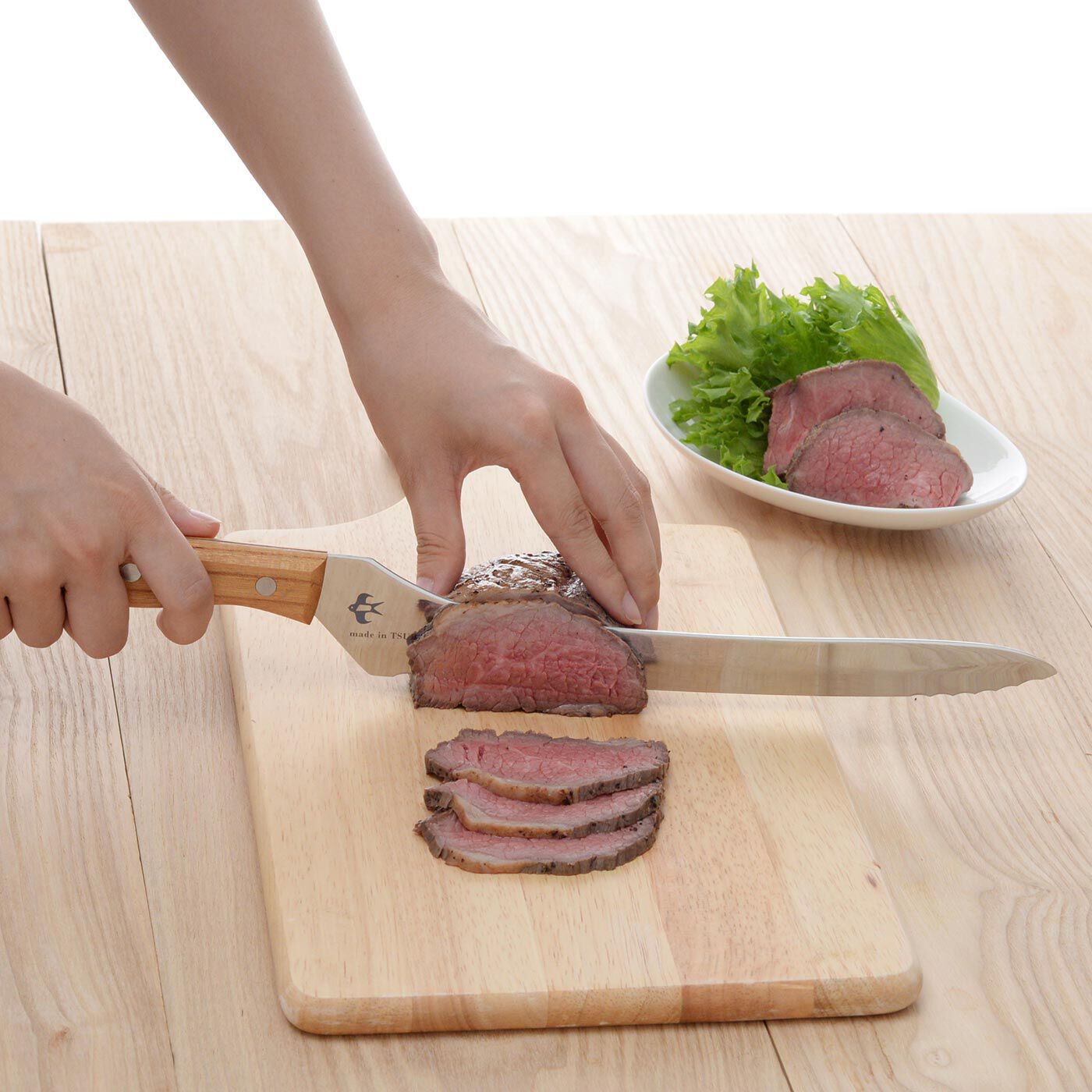 フェリシモの雑貨 Kraso|波刃と直刃がポイント！ 硬くてもやわらかくてもきれいに切れるパンナイフ|ローストビーフなどの肉料理もきれいに切りわけられます