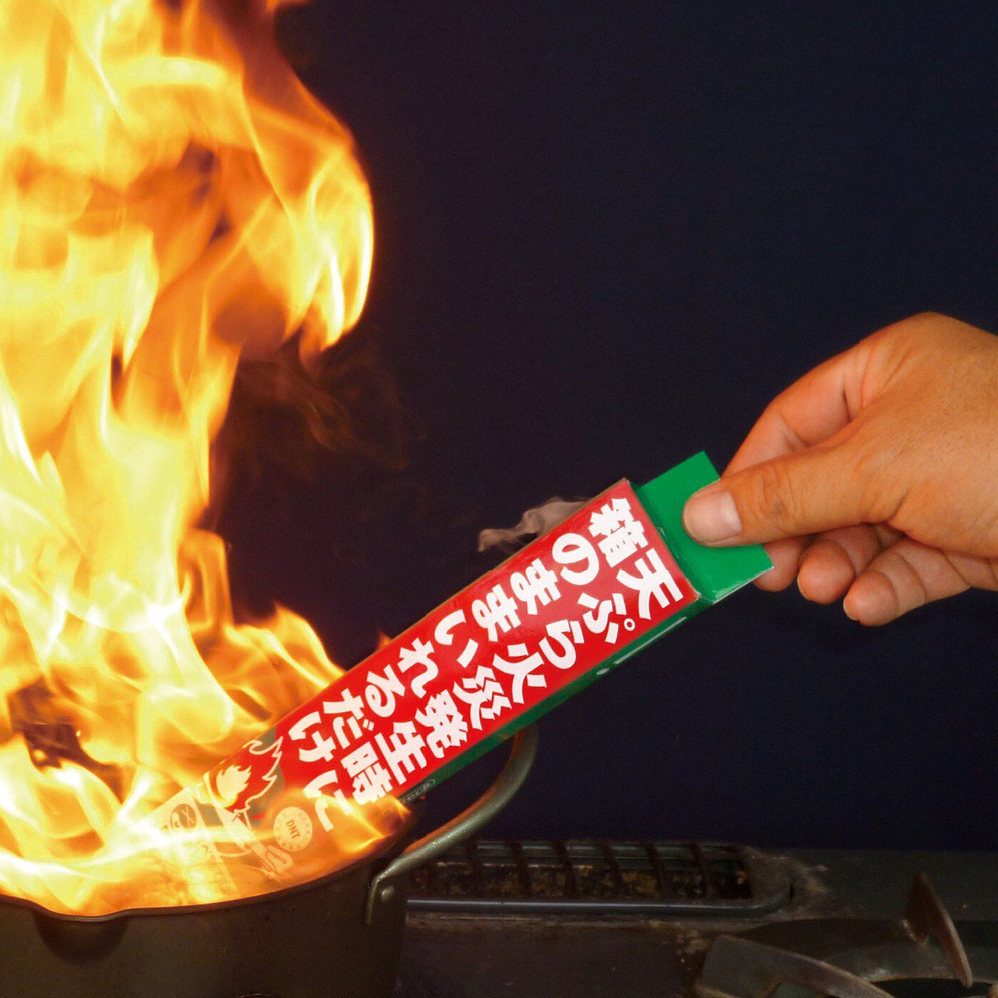 フェリシモの雑貨 Kraso|投げ込むだけで初期消火　キッチンにスタンバイ 天ぷら火災用消火器の会|サッと入れるだけ