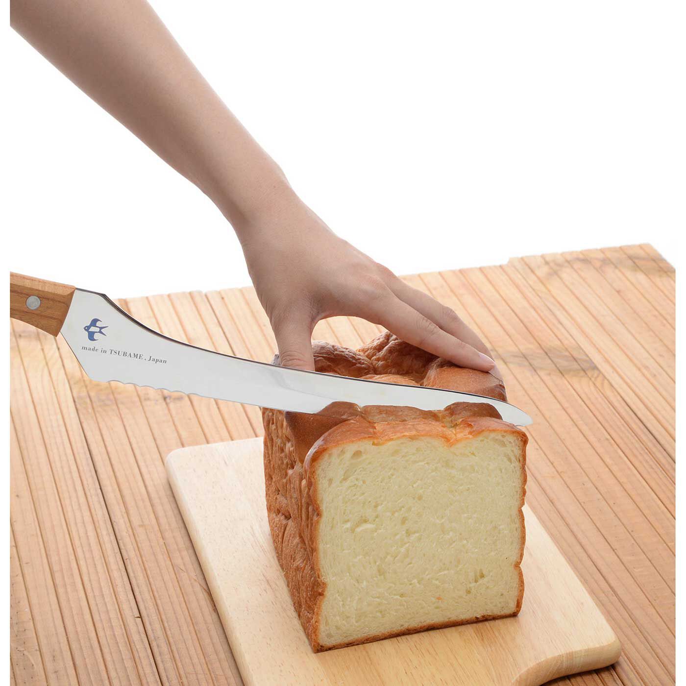 フェリシモの雑貨 Kraso|波刃と直刃がポイント！ 硬くてもやわらかくてもきれいに切れるパンナイフ|やわらかいパンをつぶしてしまいがちな最初に、波刃がパンの端にスッと入り、真ん中の直刃がパンくずをおさえながらパンを切ることができます