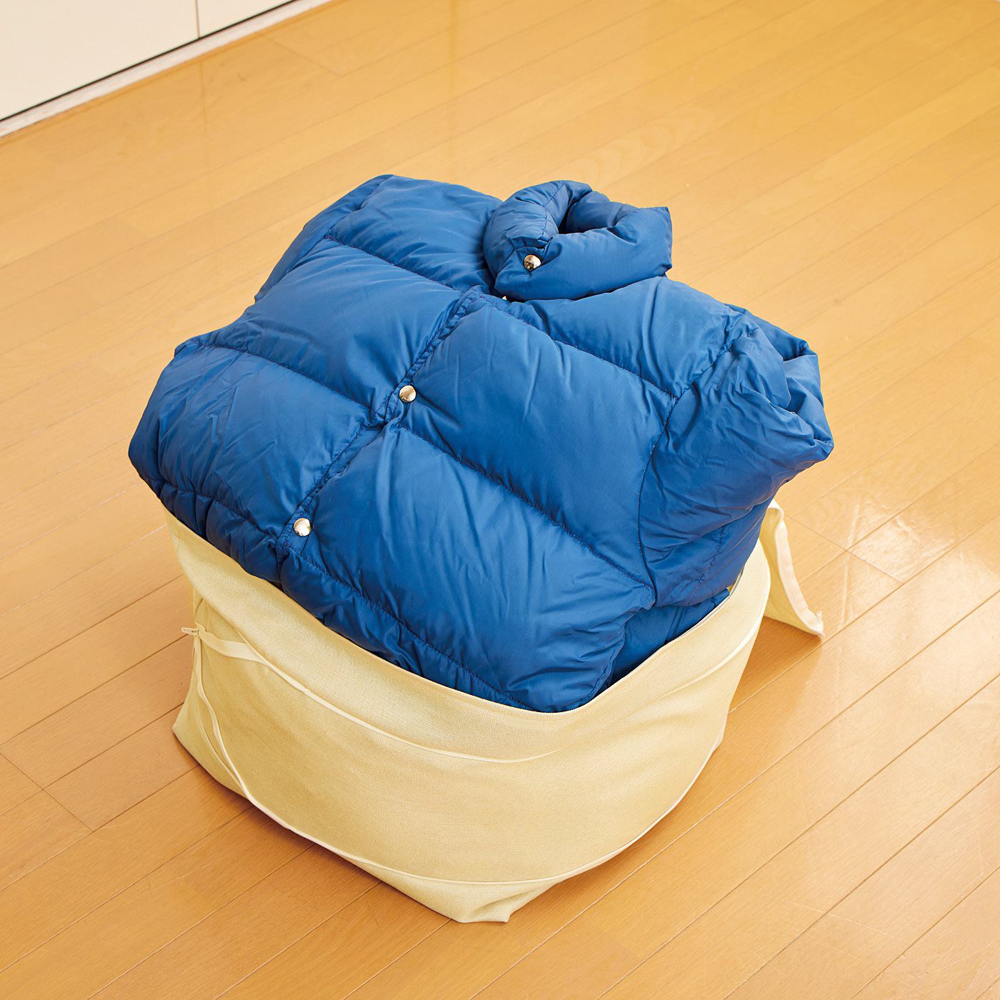 フェリシモの雑貨 Kraso|クーフゥ　クローゼットにも収納しやすい　クッションみたいに使える　布団収納カバー〈スリム〉の会|クローゼットや押し入れで幅を取る寝具やシーズンオフの衣類もすっきり収納。