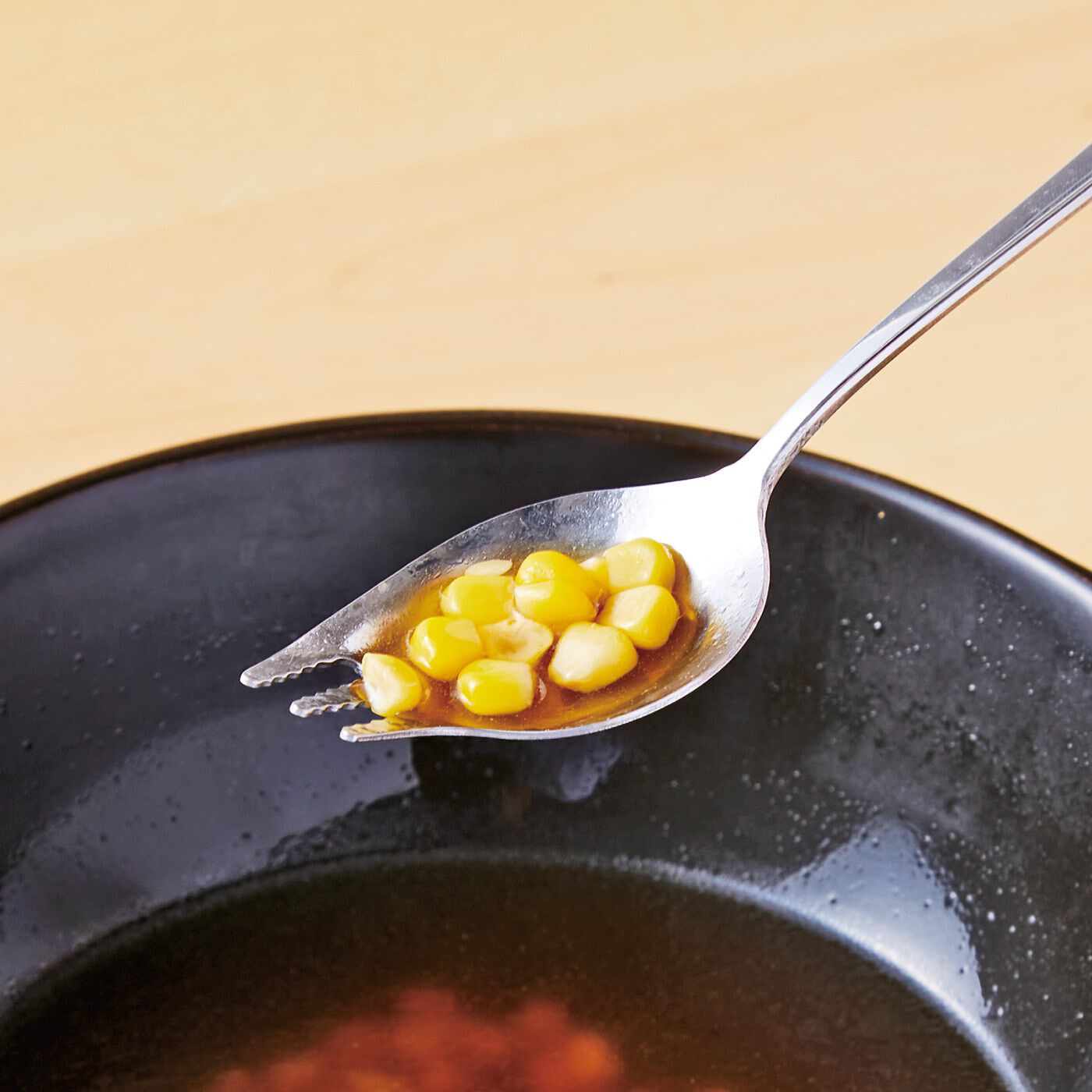 麺もスープもこれ１本で食べやすい ユニークな形のラーメンスプーン〈2