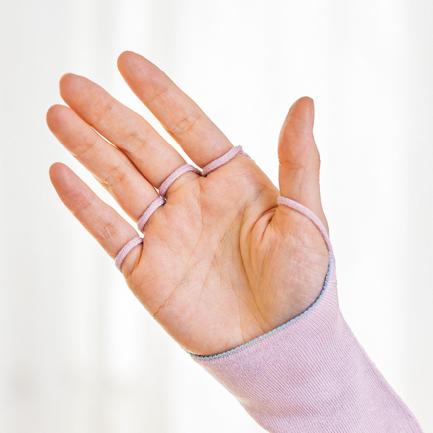 フェリシモの雑貨 Kraso|クーフゥ　指と手のひらオープンで素手感覚　手の甲・手首を守るニットハンドカバーの会|指と手のひら側は覆われていないデザイン。