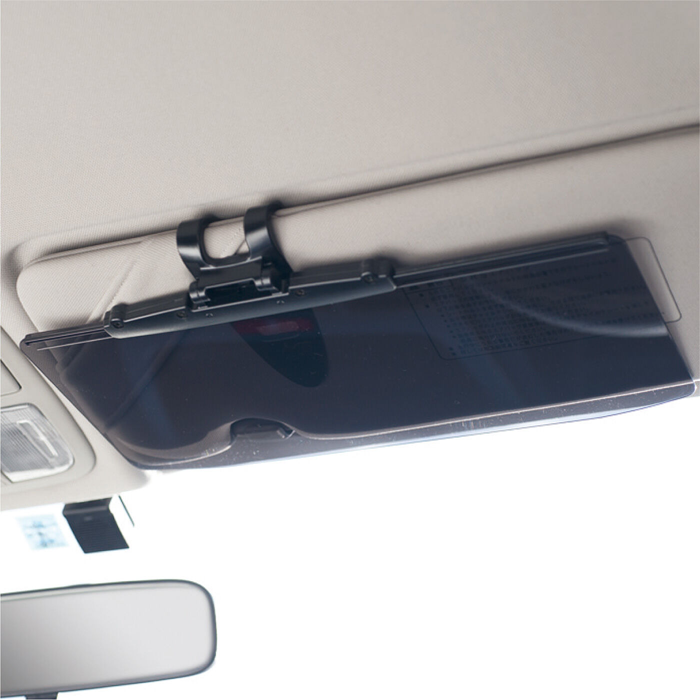 フェリシモの雑貨 Kraso|日差しの入り込みを緩和しながら車内のUV対策　スライド式UVカットワイドバイザー|ロック機能で走行中の振動にも垂れ下がりにくい構造です。