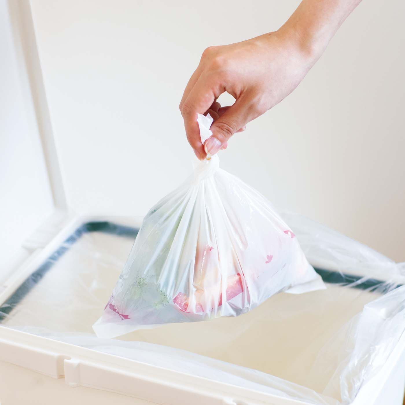 フェリシモの雑貨 Kraso|1/d MINI GARBAGE BAGS　ミニごみ袋（詰め替え用）の会|ごみ捨ての日までニオイをぎゅっと閉じ込めます。