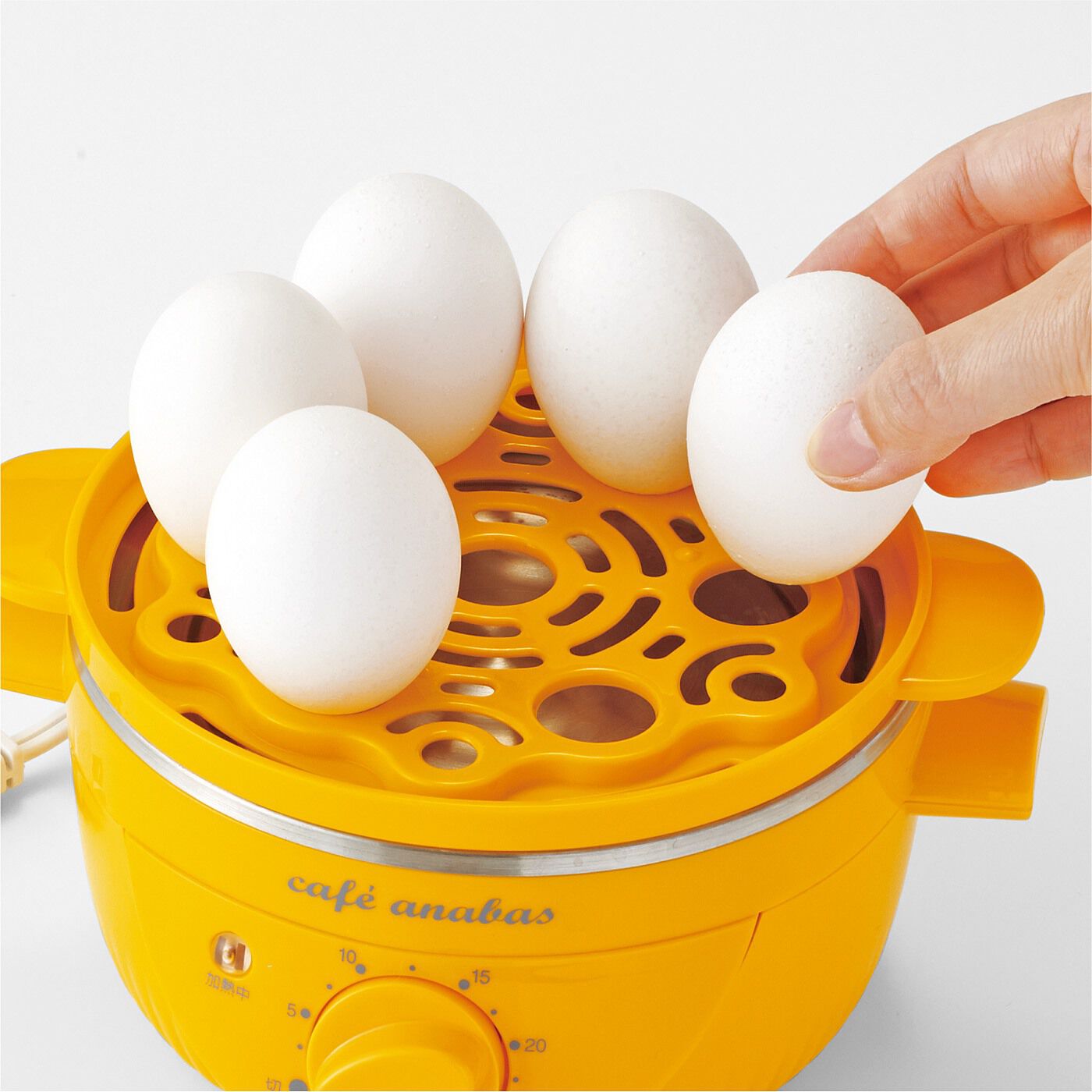 フェリシモの雑貨 Kraso|ゆで卵も蒸し野菜も作れる　簡単タイマー付き蒸し器|2．トレイに卵をのせます。※最大7個のゆで卵ができます。