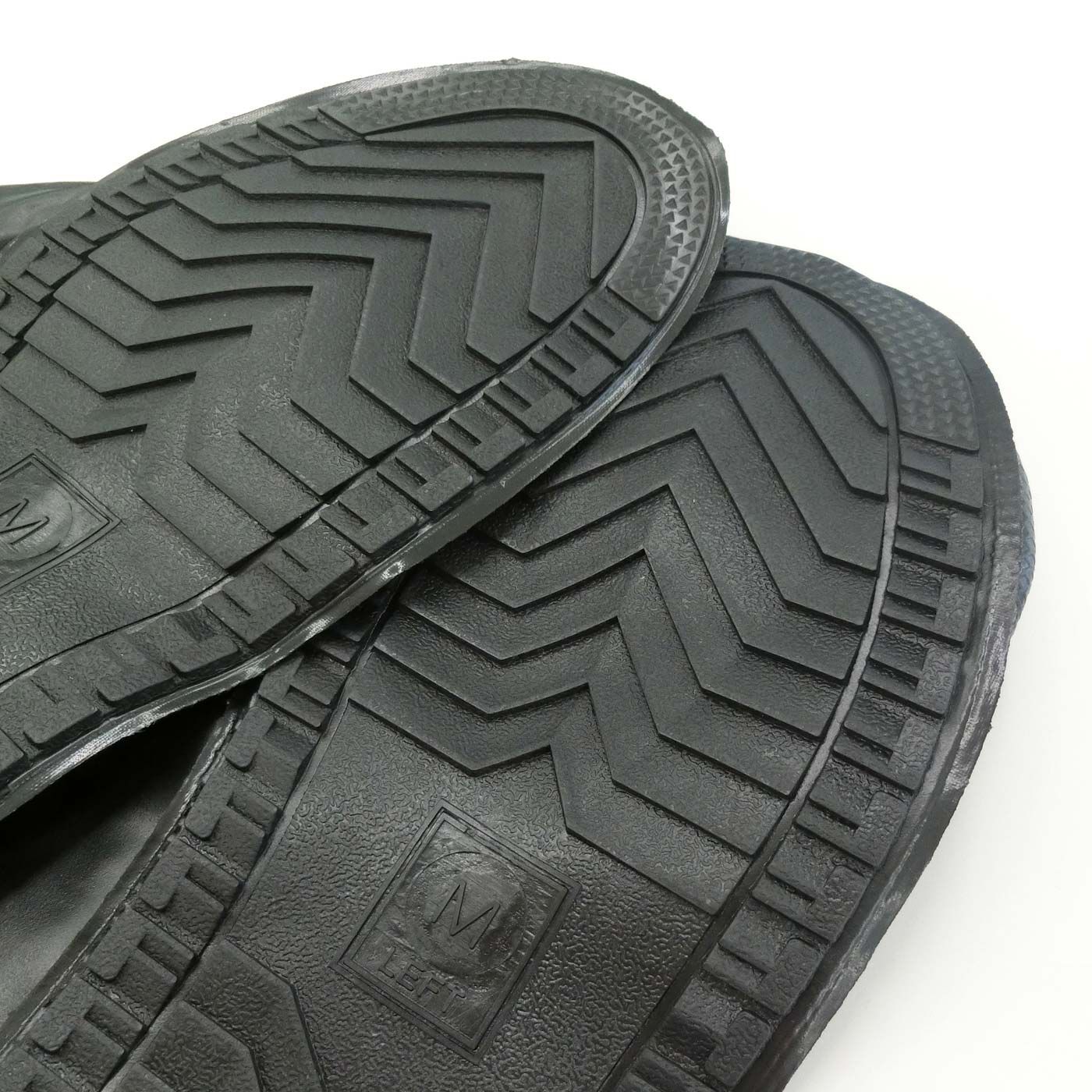 フェリシモの雑貨 Kraso|靴を雨や泥から守る　たたんで持ち歩けるシューズレインカバー〈黒〉|底は柔軟性のある素材。滑りにくい仕様になっています。