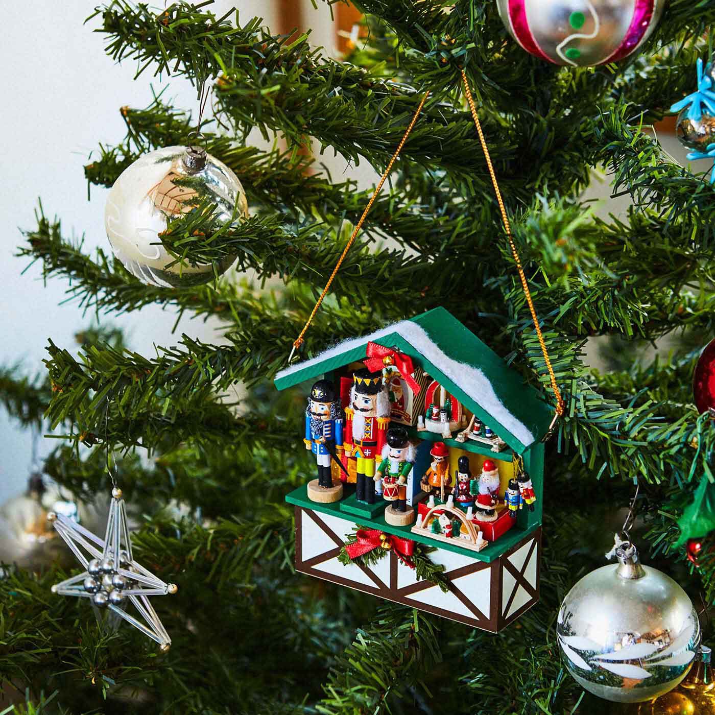 Couturier|わたしの部屋にやってきた！ ミニチュアドイツのクリスマスマーケットの会|セットのつりひもでツリーに飾ることができます。