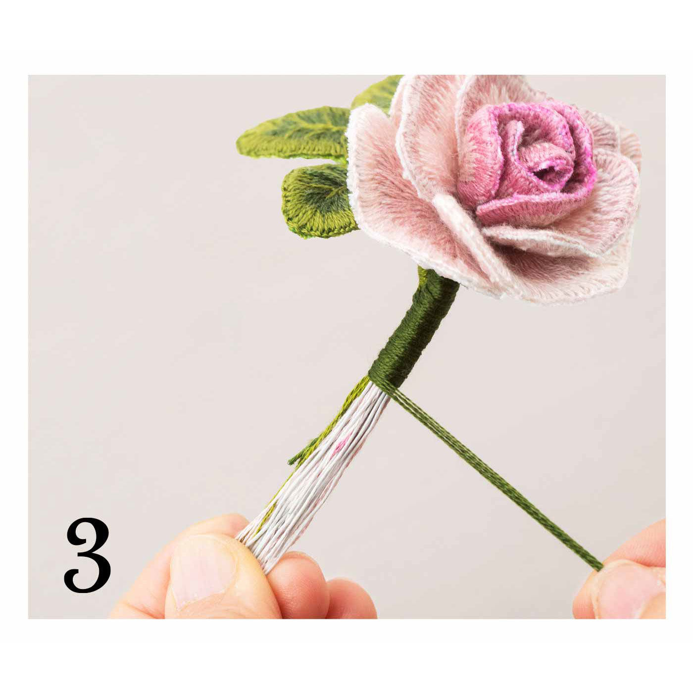 Couturier|多彩な花を咲かせて立体的な刺しゅうを楽しむ スタンプワークの会|ワイヤーに刺しゅう糸を巻き付け、お花の形に組み立てます。