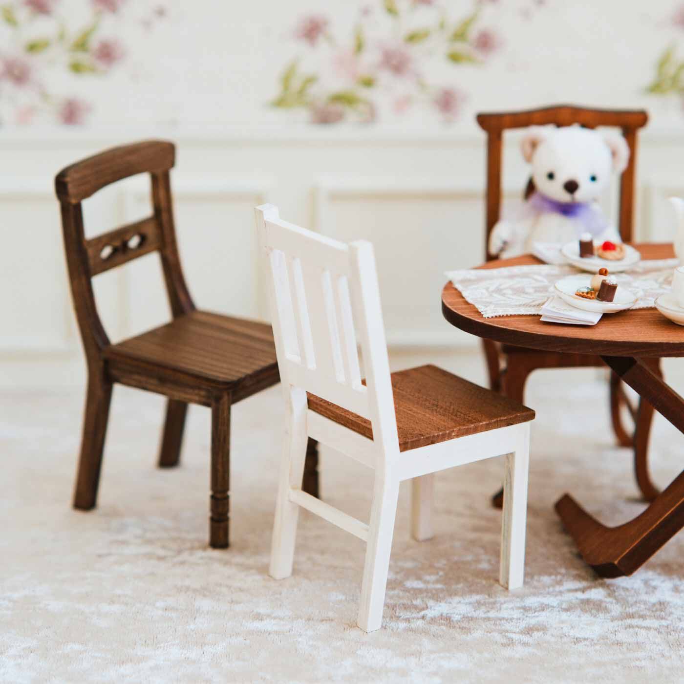 Couturier|アンティークな雰囲気をまとった ミニチュア家具キットの会～チェアシリーズ～|「ミニチュア家具キット〜テーブル〜」と合わせるとダイニングテーブル＆チェアのように使用できます。