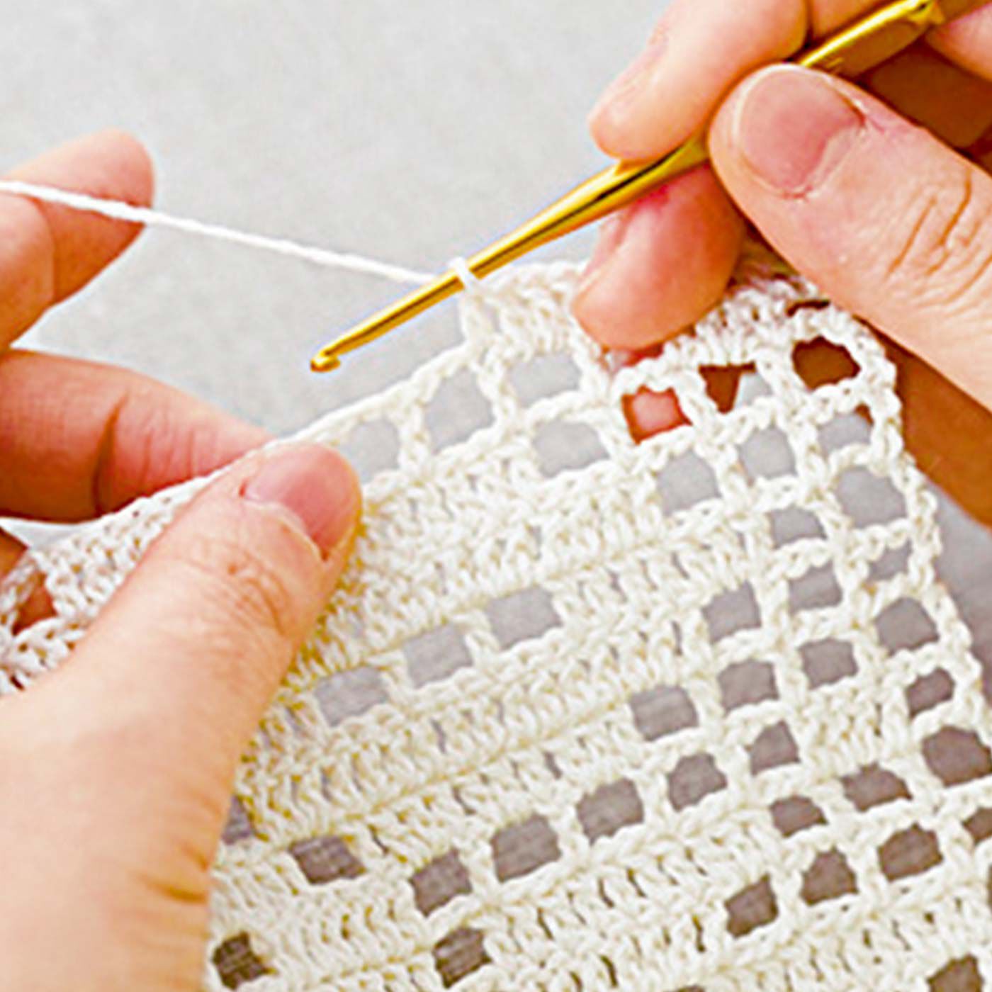 Couturier|ふんわりやさしい色でつなぐ　方眼編みと模様編みドイリーの会|くさり編みと長編みでマス目を作るように図案を編みます。