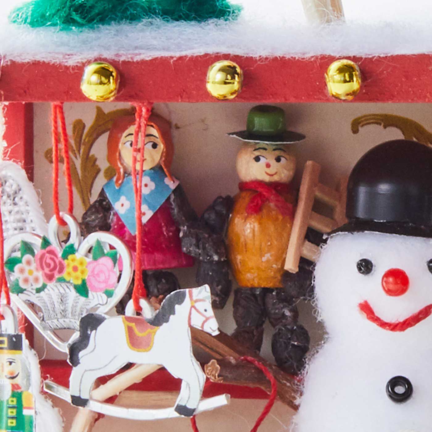 Couturier|わたしの部屋にやってきた！ ミニチュアドイツのクリスマスマーケットの会|プラム人形　壁際に並んでいるのはプラム人形。実際は、顔はクルミでからだはプラムやイチジクで手づくりされているそう。ファッションや表情もいろいろなものがあって、見ているだけでも楽しくなります。